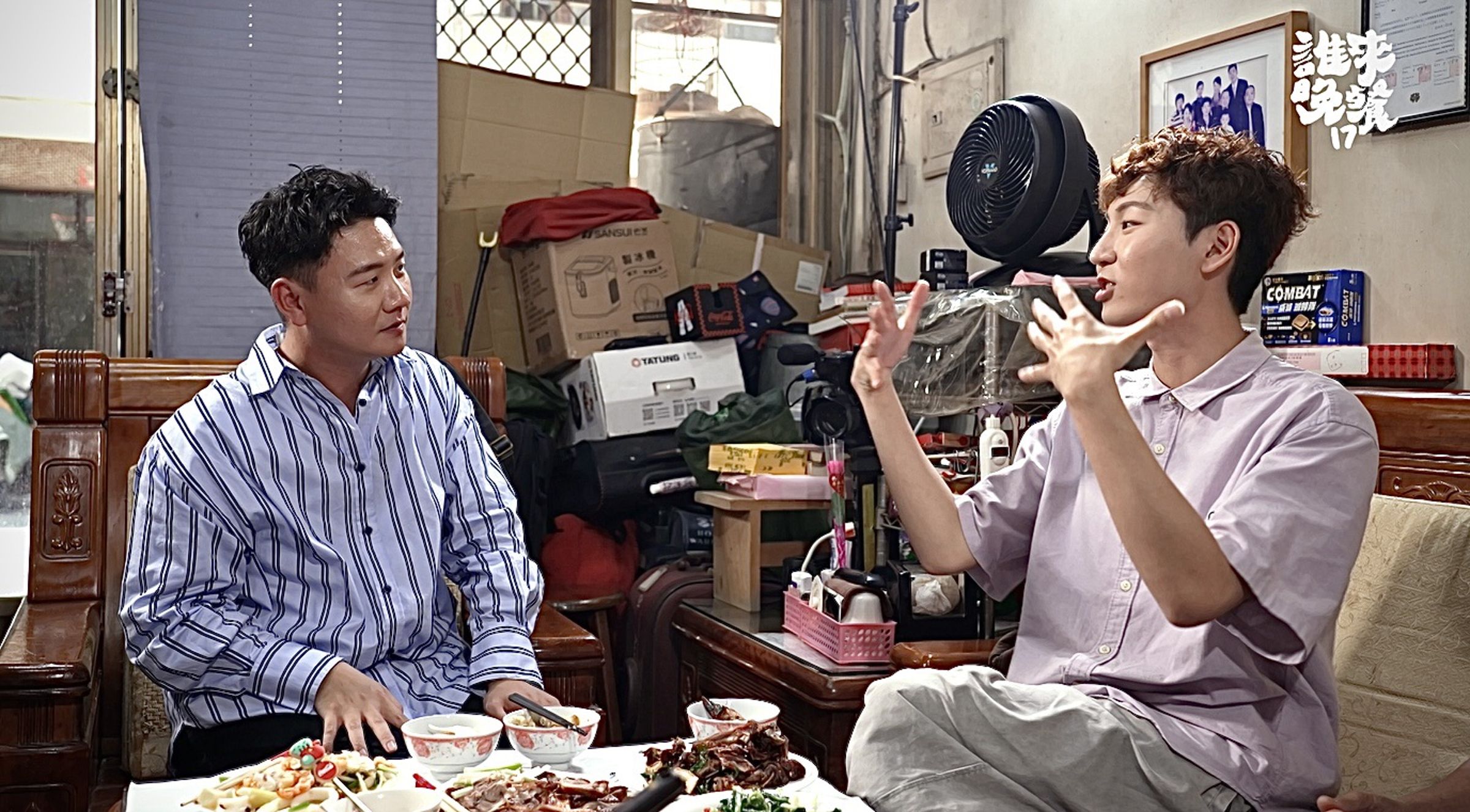 阿翰(左)與節目主角亮亮(右)分享經營自媒體心得。(公視提供)