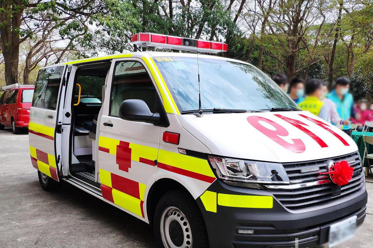 不少民眾在路上看到救護車時，常會疑惑車頭上的119字樣為何是反的。（翻攝自臉書粉絲專頁急診柯南．翁梓華醫師）