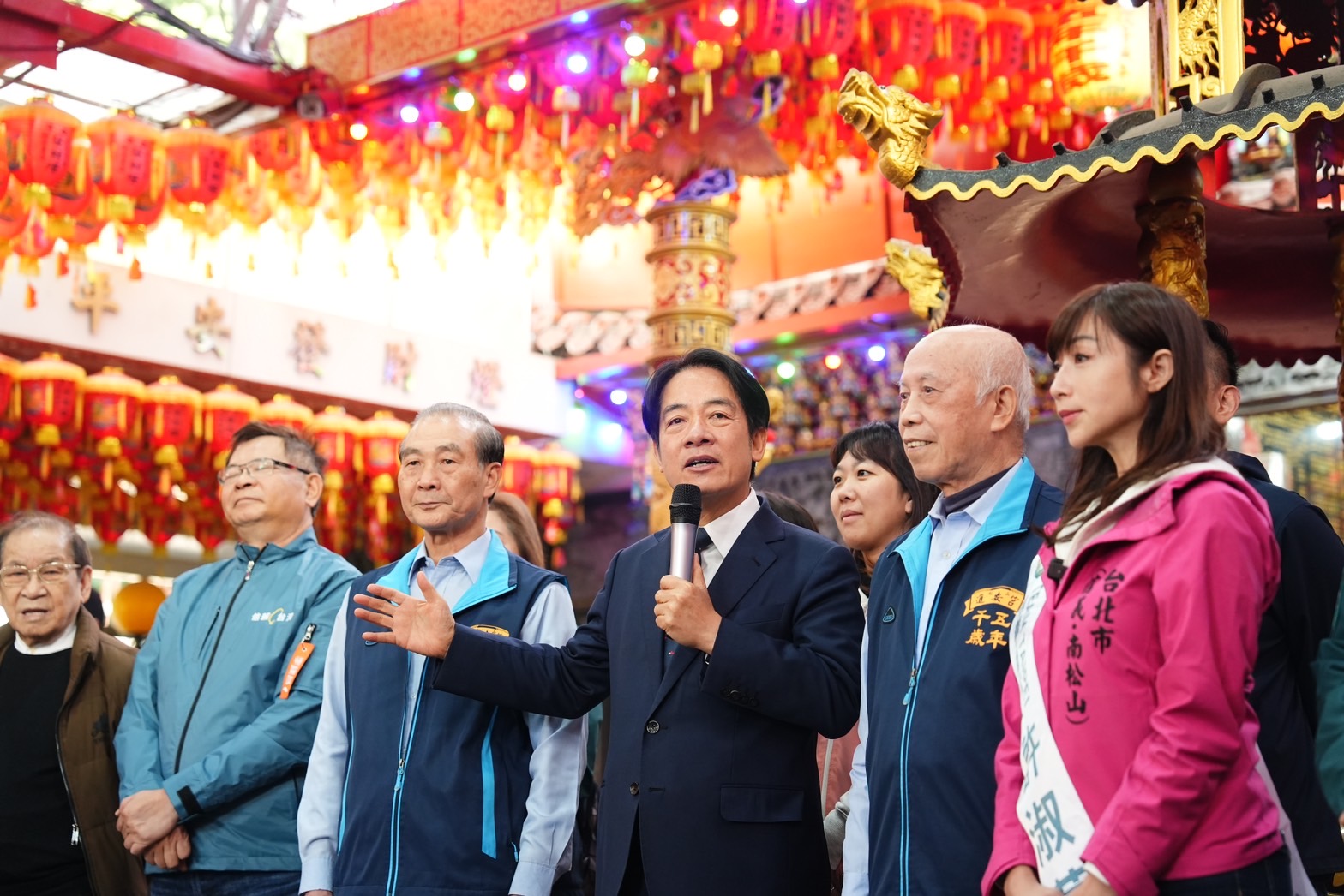 賴清德到進安宮參香，呼籲民眾支持許淑華進國會。（民進黨提供）