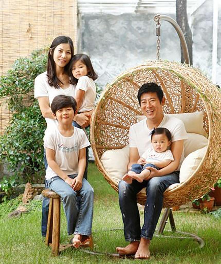 成東鎰與妻子育有三個孩子,家庭美滿。(網路圖片)