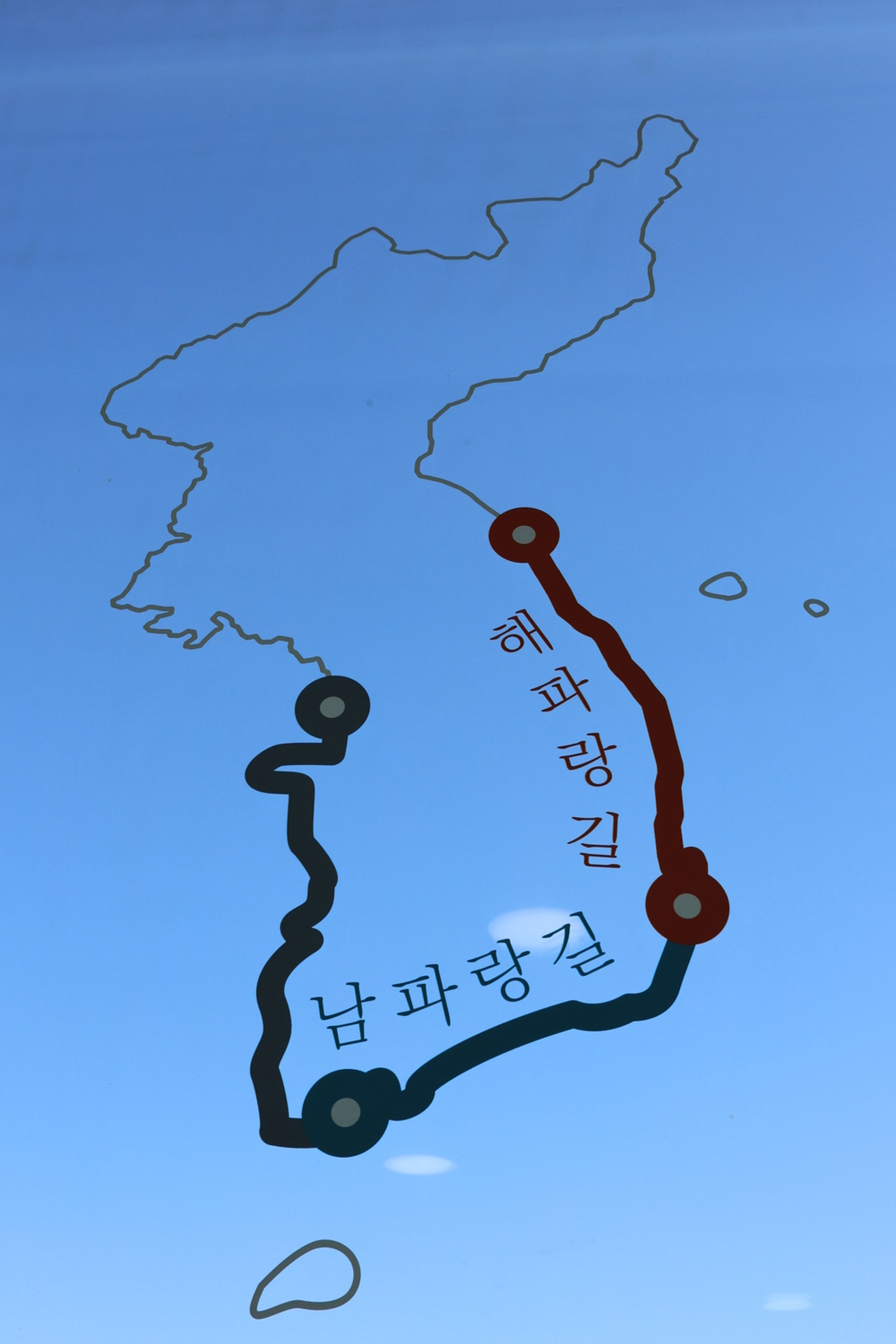 「五六島日出公園」旁的落地窗標出海波朗路與南海波朗路路線，因為這裡是兩條路線的起迄點。