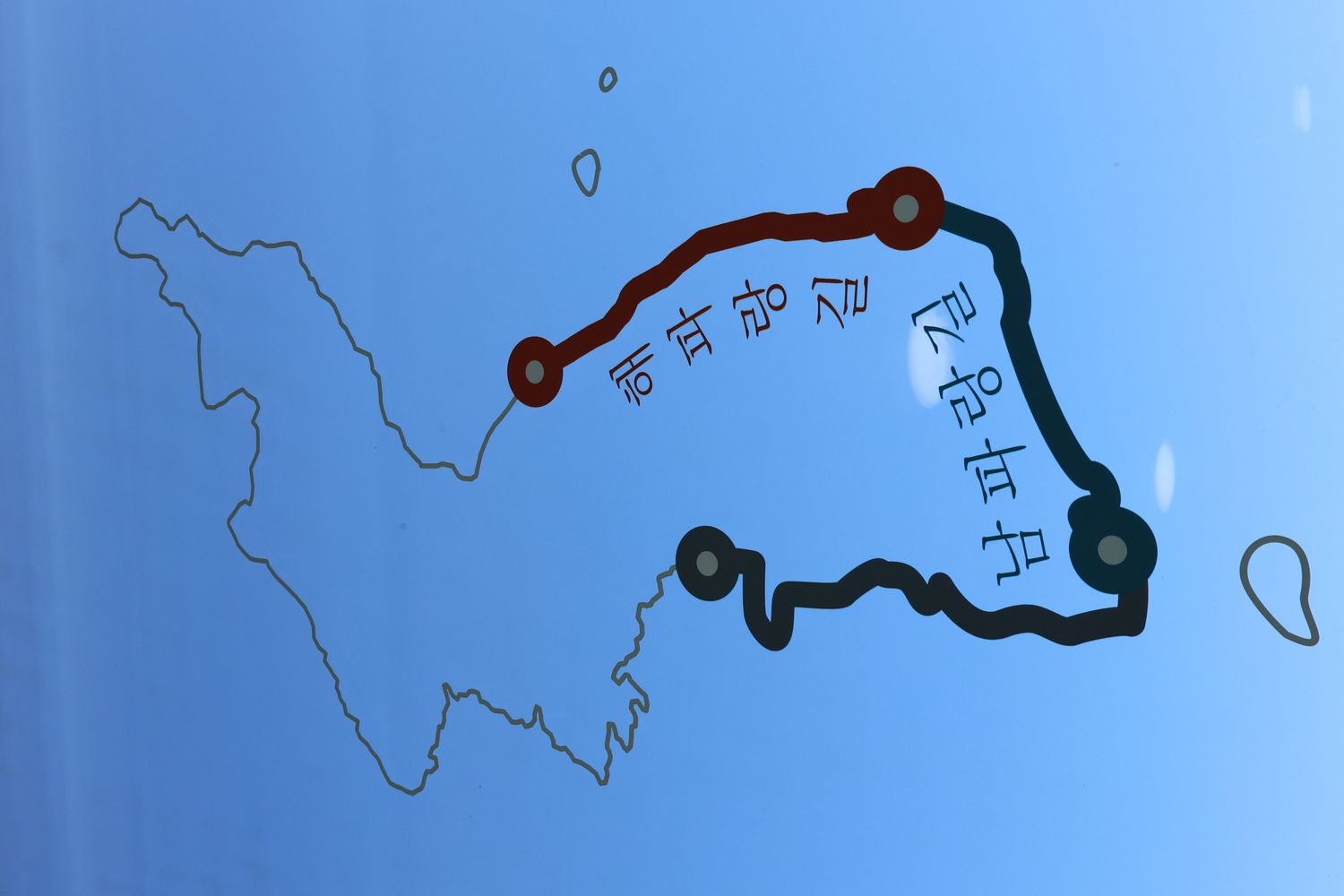 「五六島日出公園」旁的落地窗標出海波朗路與南海波朗路路線，因為這裡是兩條路線的起迄點。