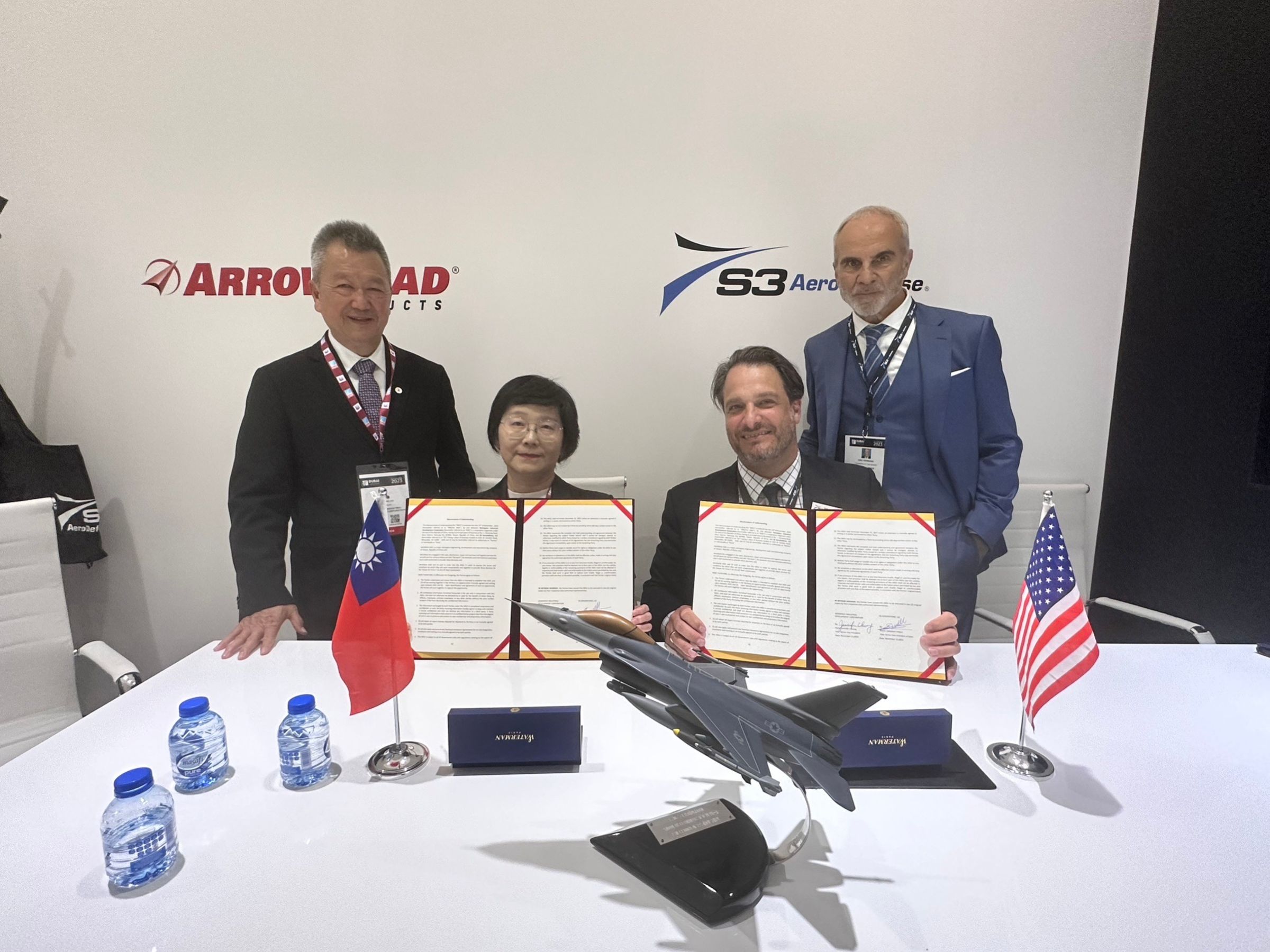 漢翔公司於杜拜航展期間與美國S3 AeroDefense公司簽署物料供售合作備忘錄。（漢翔提供）
