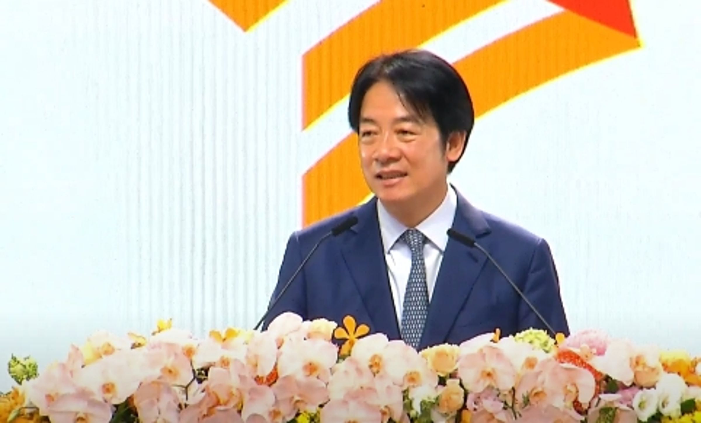 李洋任首位運動部長「能力遭質疑」,賴清德笑喊,「再難也難不過拿2面奧運金牌」。(翻攝自行政院直播)
