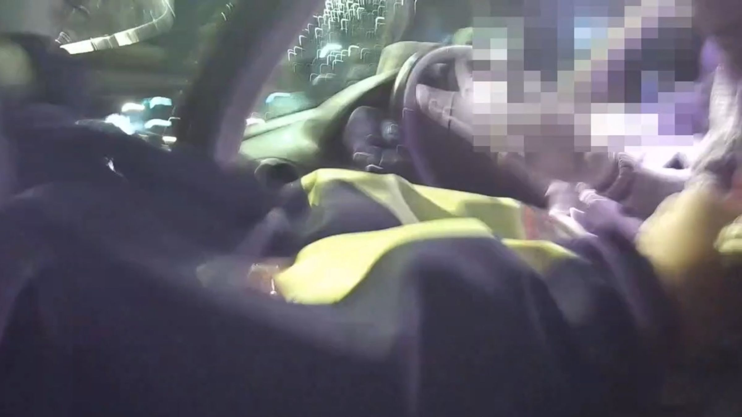 楊男得知酒測值後,藉機躲回車上,警方用強制力將他拉下車。(翻攝畫面)