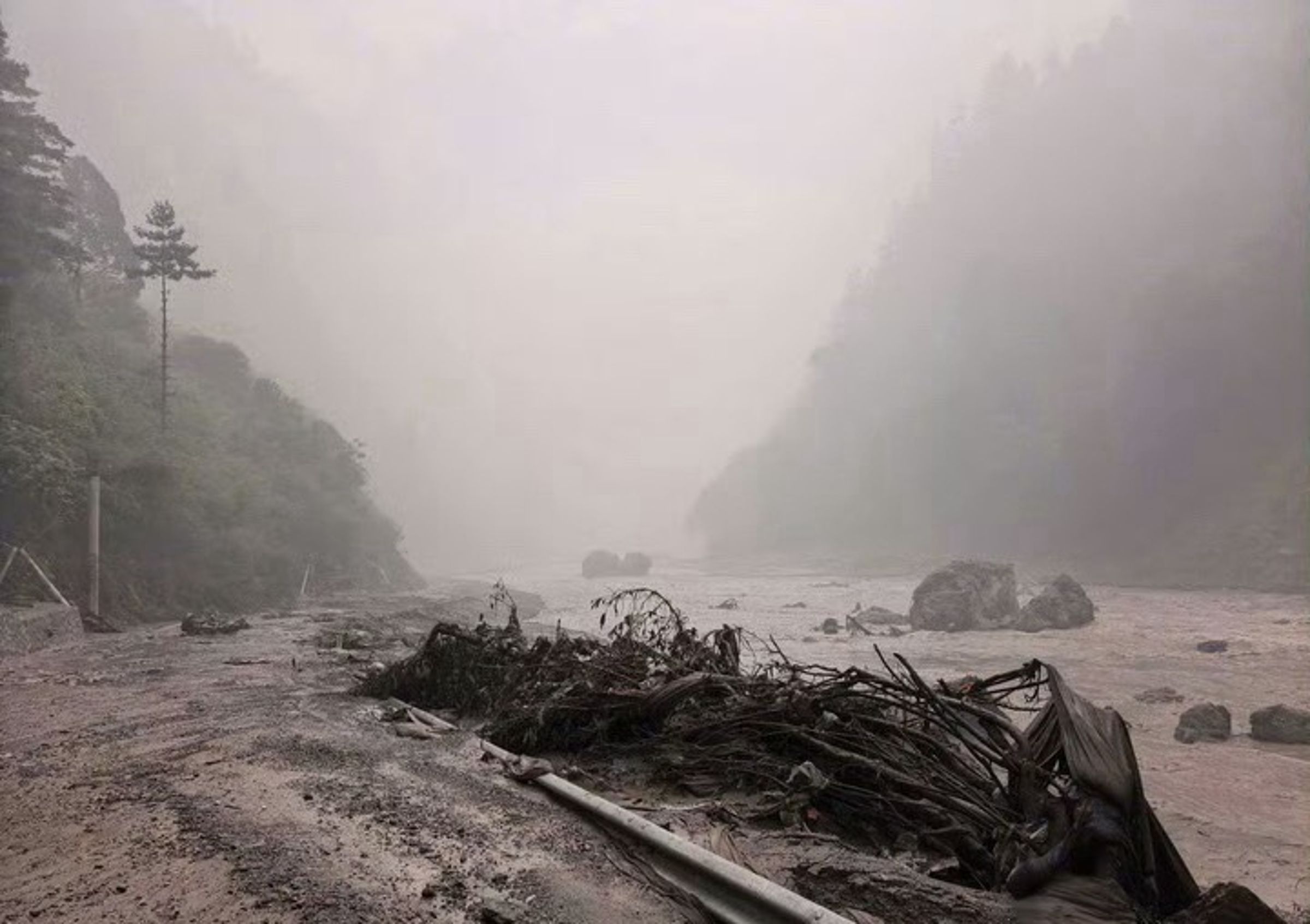 尼泊爾北部昨（26日）爆發特大山洪與泥石流，強烈洪水甚至吞噬西藏日喀則市吉隆口岸。（翻攝自微博）