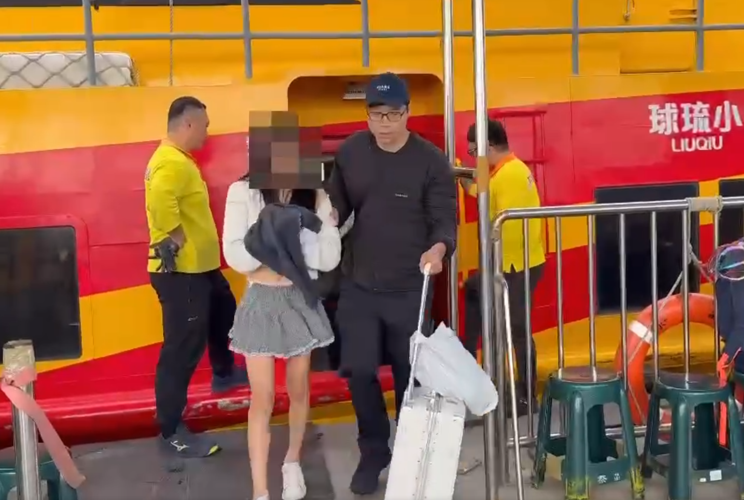 士林分局警方日前偵破假幣商搶奪案,南下屏東小琉球逮捕男女嫌犯共 5人,顯示近期這類案件不僅猖獗,且為集團性作案。(翻攝畫面)