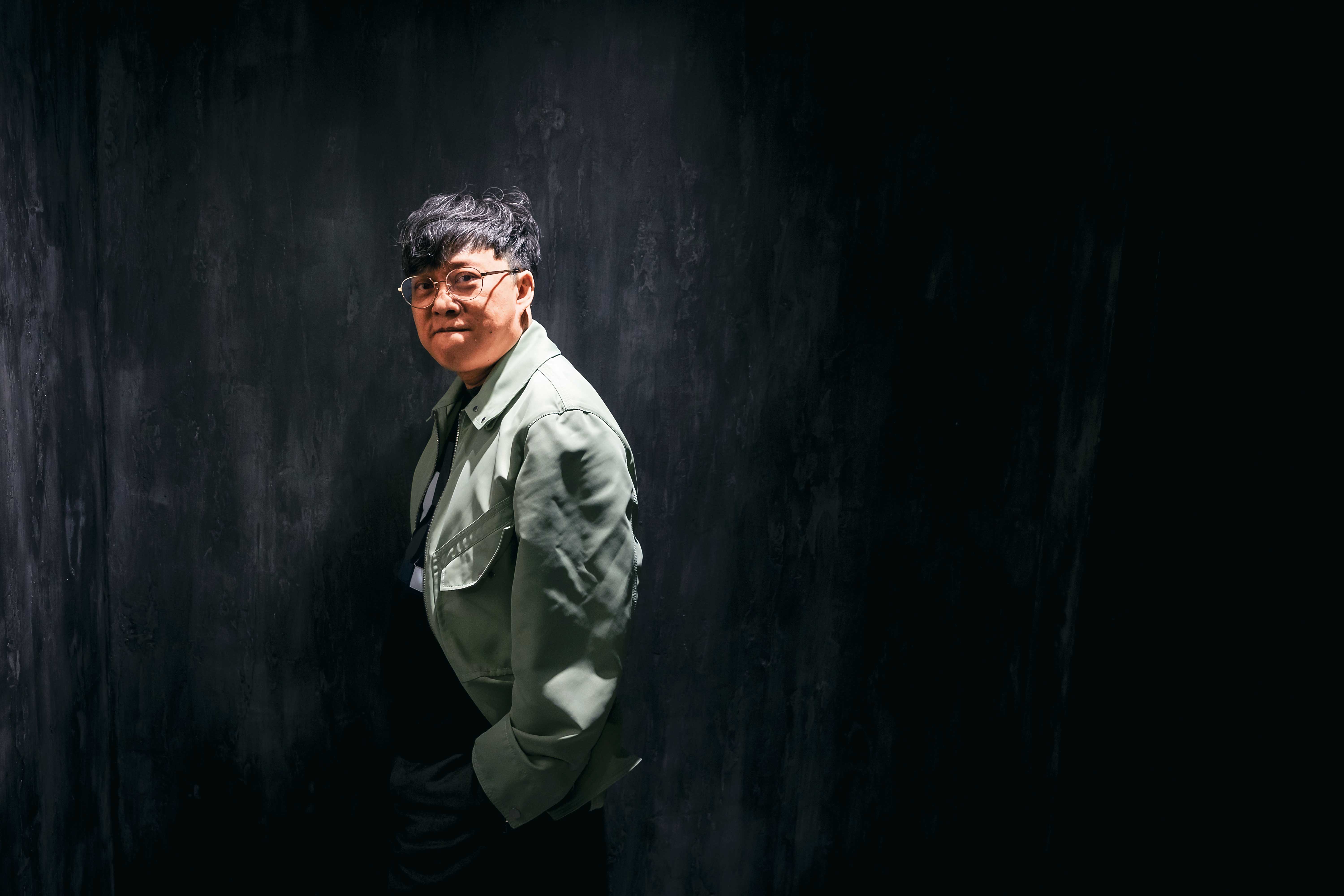 寫歌詞、寫專欄，也寫書法，林夕一輩子都在寫，問他是否相信文字可以讓他得到幸福、得到愛？他回答：「對我來說是啊，是的。」