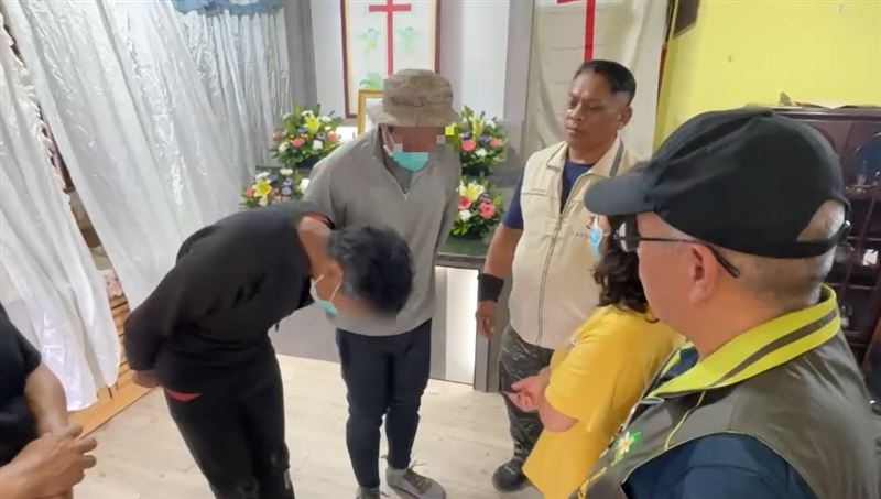 受困沙洲的劉姓與陳姓泛舟客前往伍員靈堂鞠躬、上香致意。(翻攝畫面)