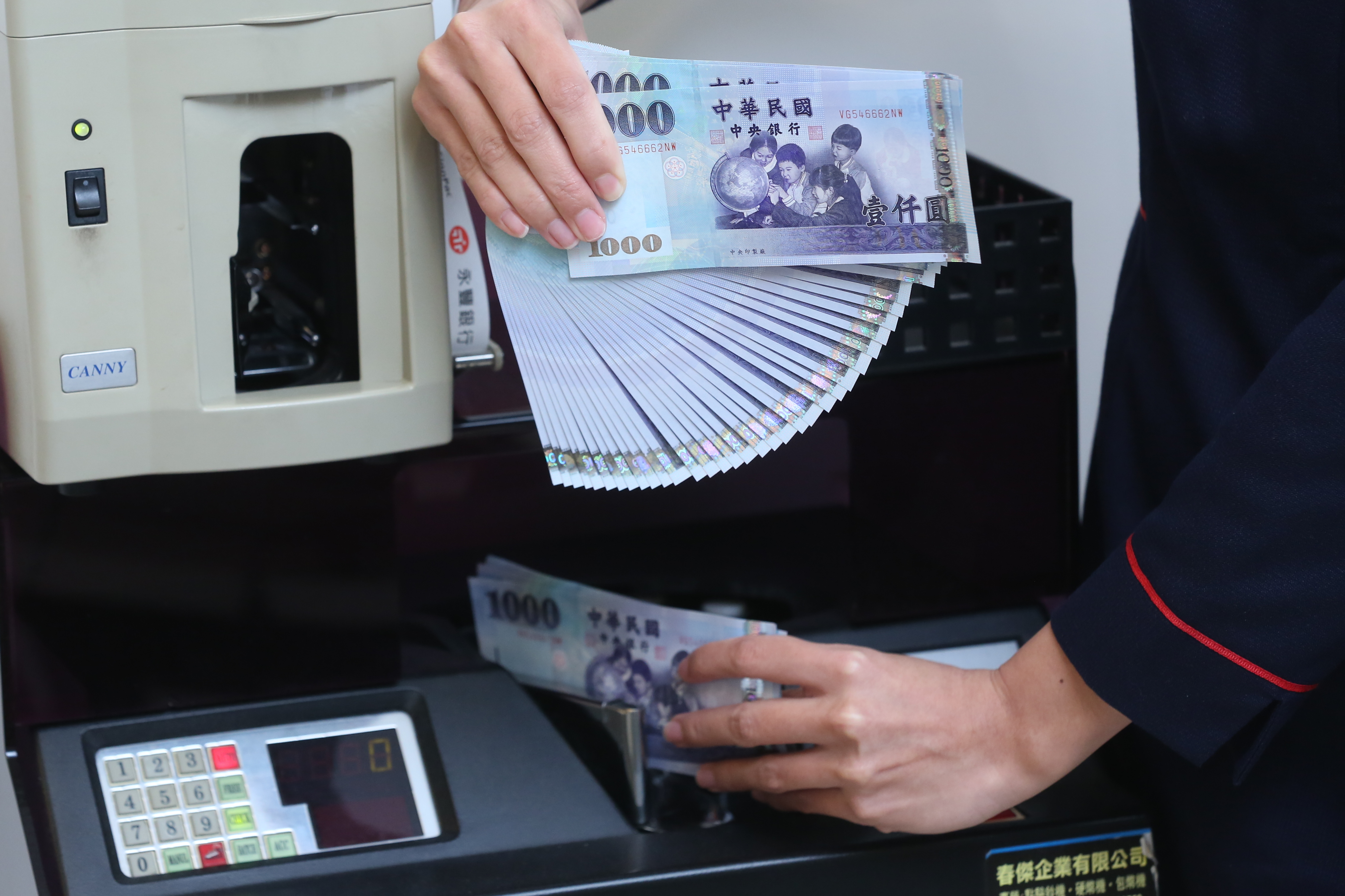 行政院今起發放調高4％之軍公教月退休金，1到3月差額也將於19日前補發完畢。（示意圖）