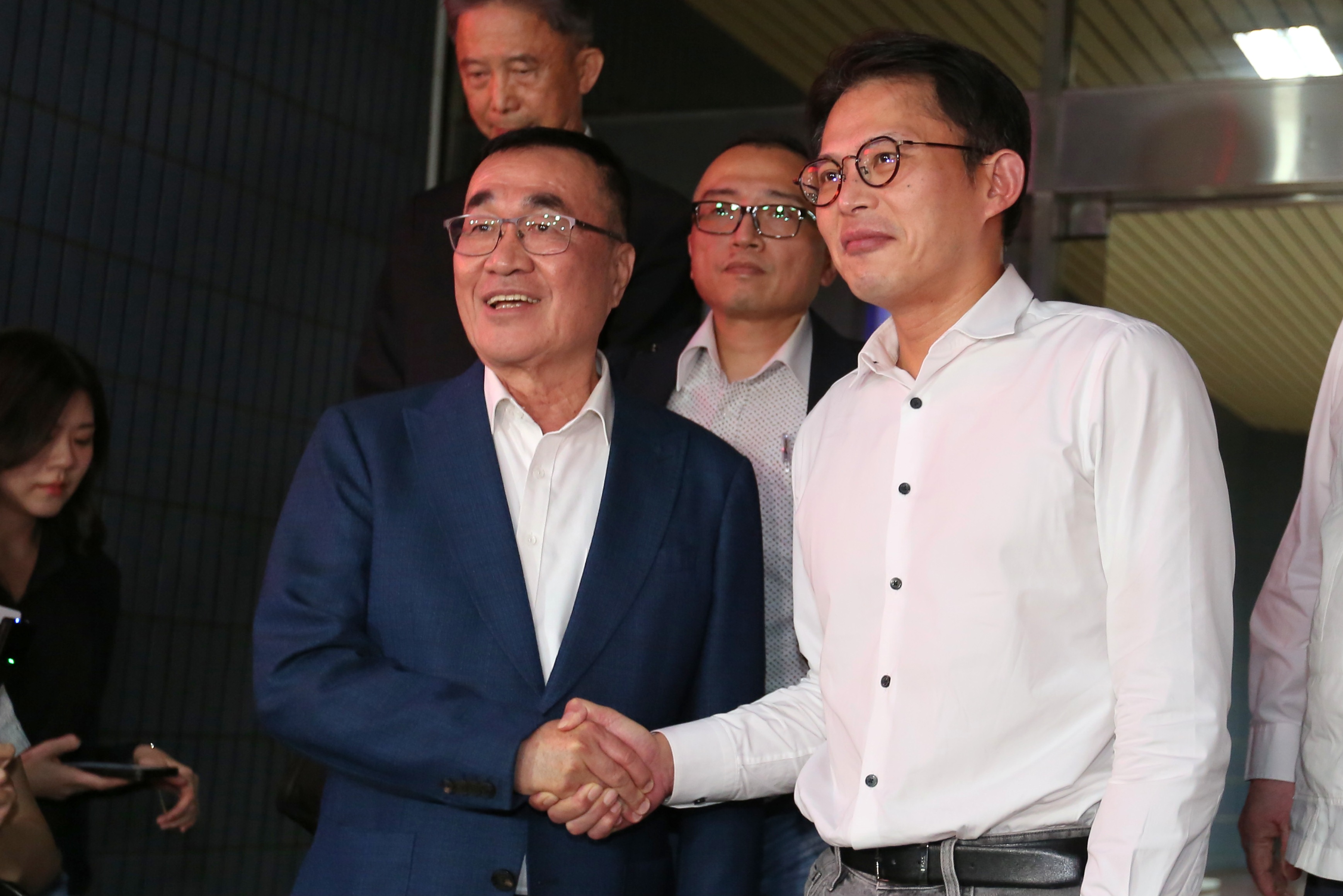 國民黨、民眾黨選舉整合進入深水區,今( 15日)針對新北市、宜蘭縣召開工作會議小組。圖為兩黨新北擬參選人李四川(左)與黃國昌(右)合影。(鏡報姜永年)