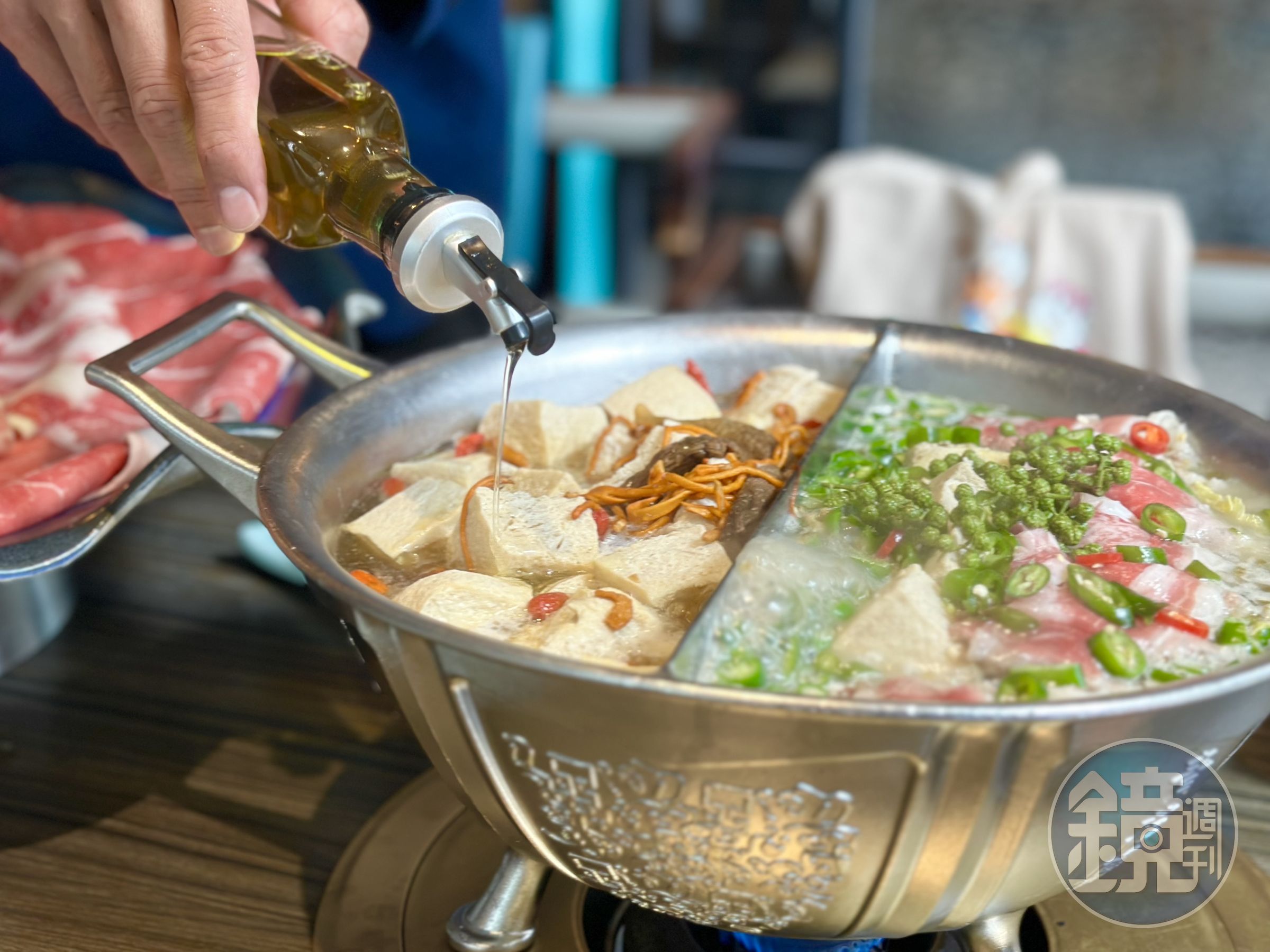 「青花驕」推出全新湯底「驕香松露菌菇鍋」，讓素食者在吃鴛鴦麻辣鍋時，也能有參與感。