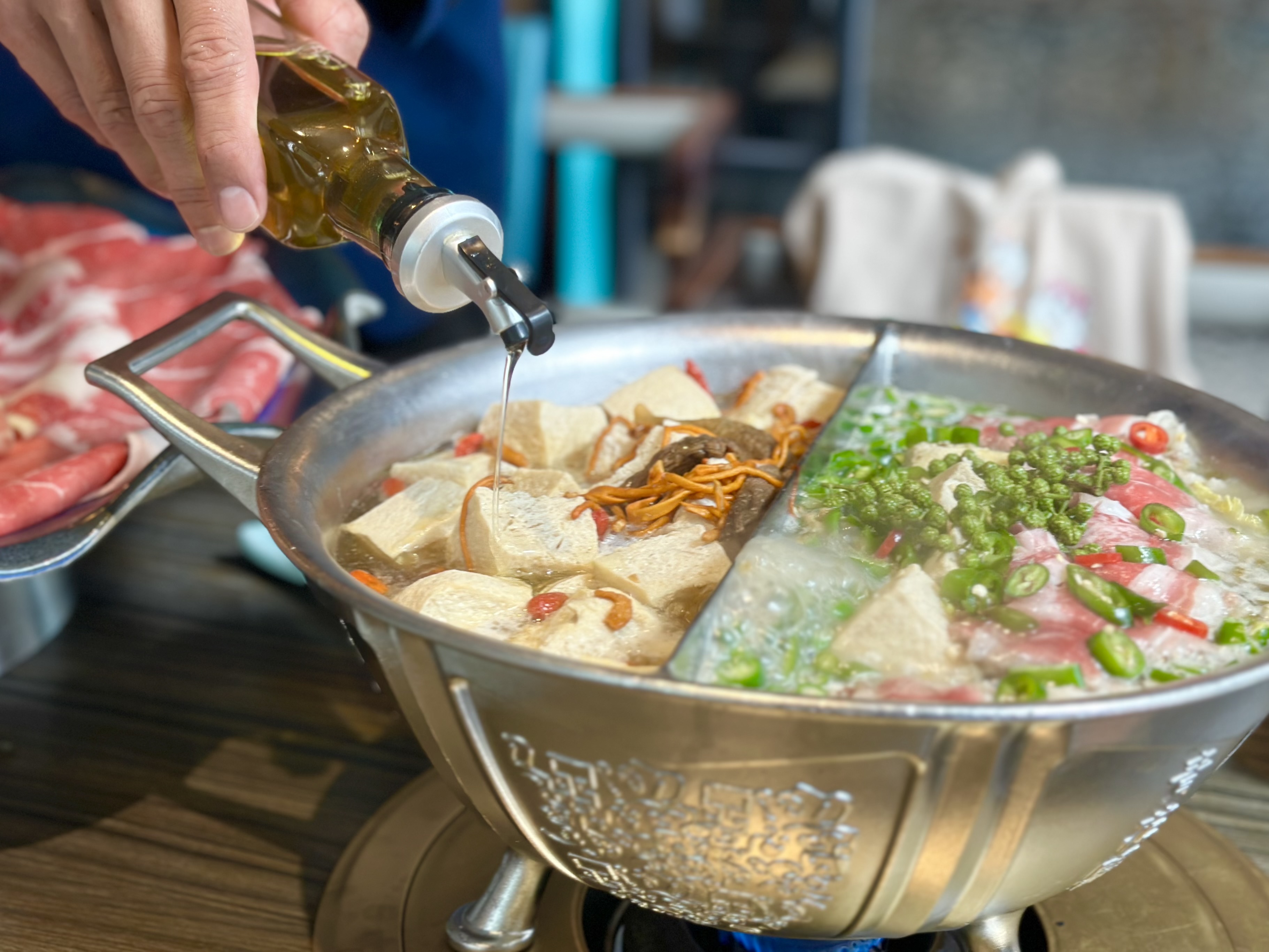 「青花驕」推出全新湯底「驕香松露菌菇鍋」，讓素食者在吃鴛鴦麻辣鍋時，也能有參與感。