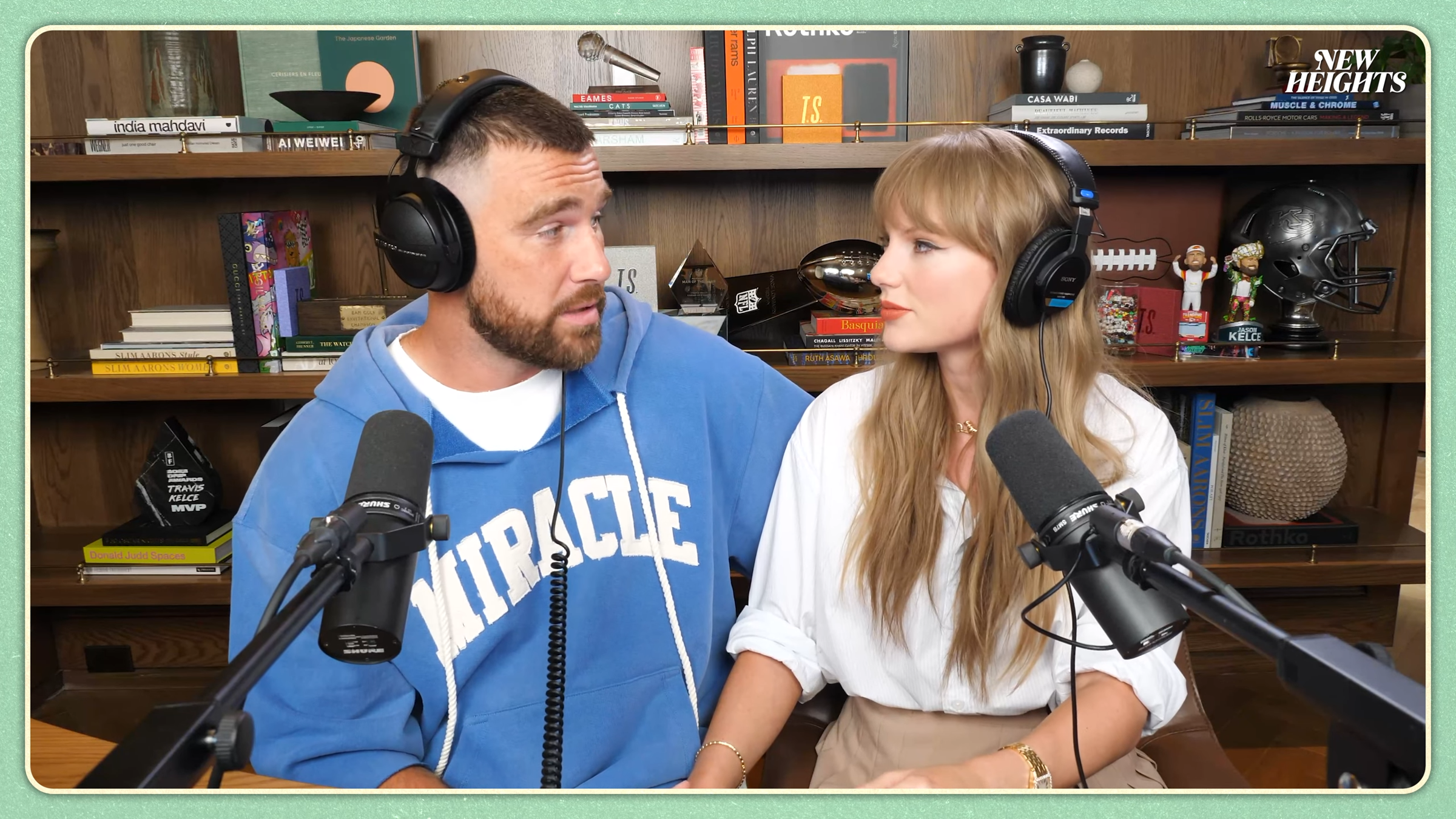 泰勒絲和特拉維斯在Podcast節目大方放閃。(翻攝 New Heights YouTube頻道)