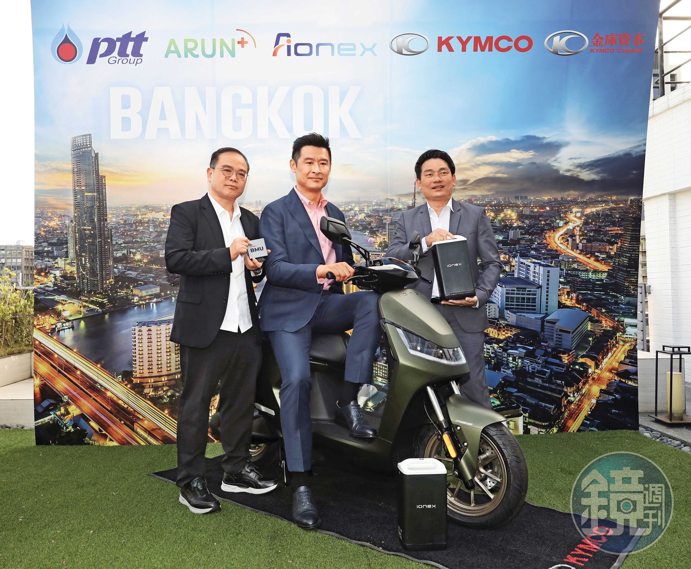 柯勝峯(中)董座任內強攻電動機車,海外合作成績遭質疑。