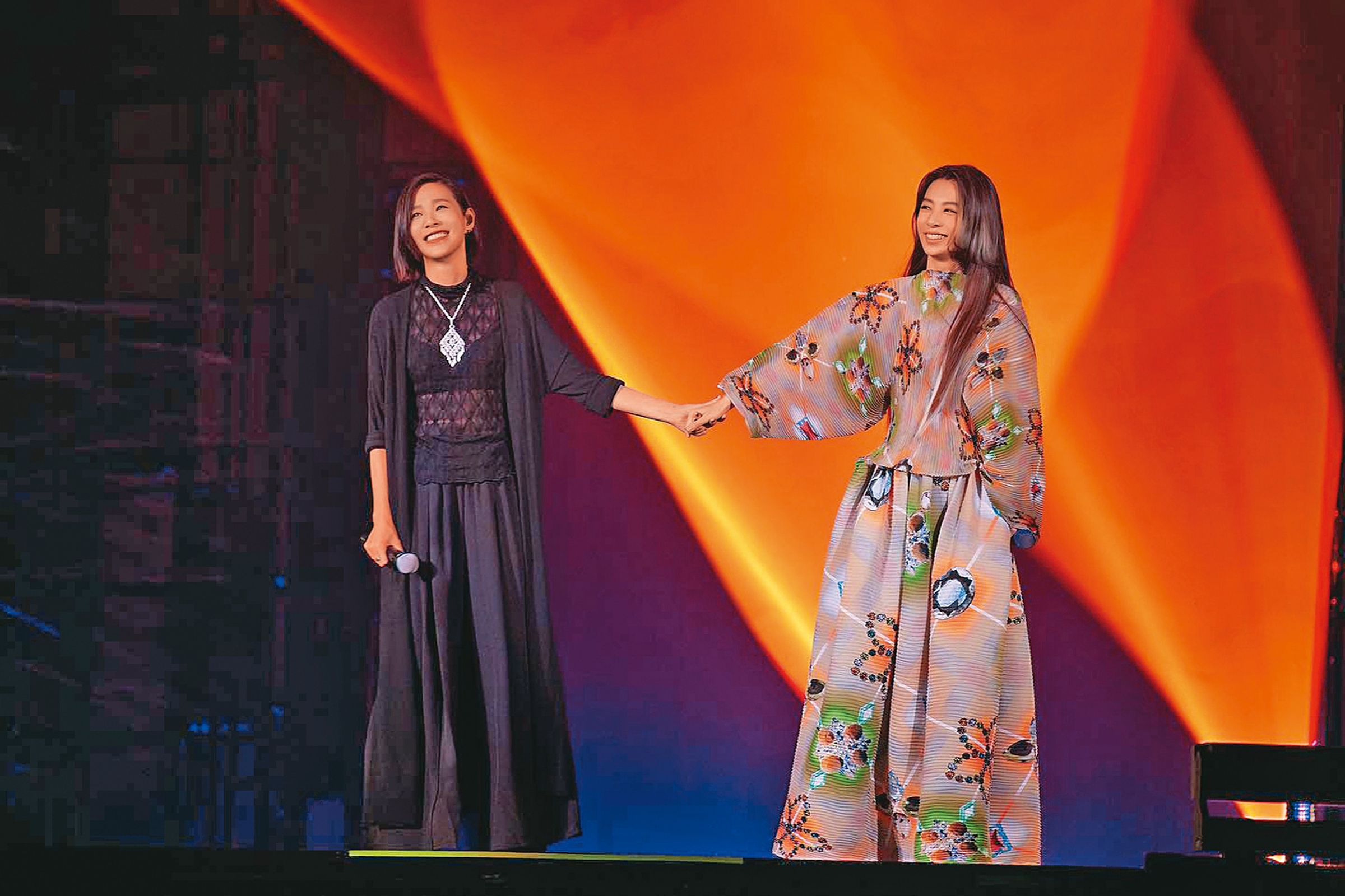安溥（左）被視為文青女神，2023年8月擔任田馥甄（右）的演唱會嘉賓，夢幻聯動掀起討論。（翻攝自安溥IG）