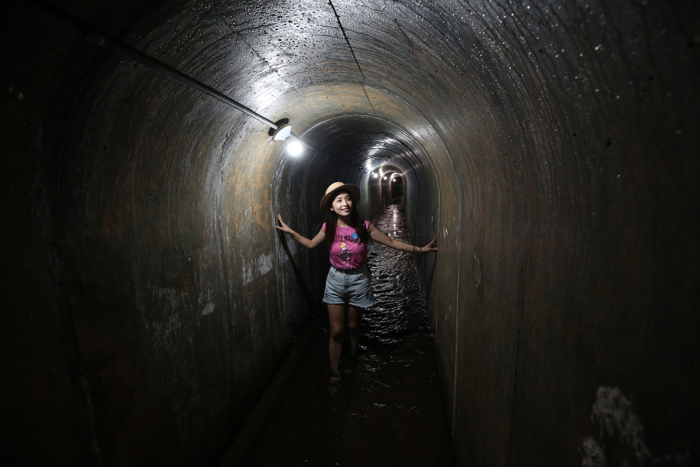 早年為了讓水源順利流過，通過山脈時需開鑿隧道，現在預約「水古圳探秘」也能入內探險，近距離認識古圳樣貌。