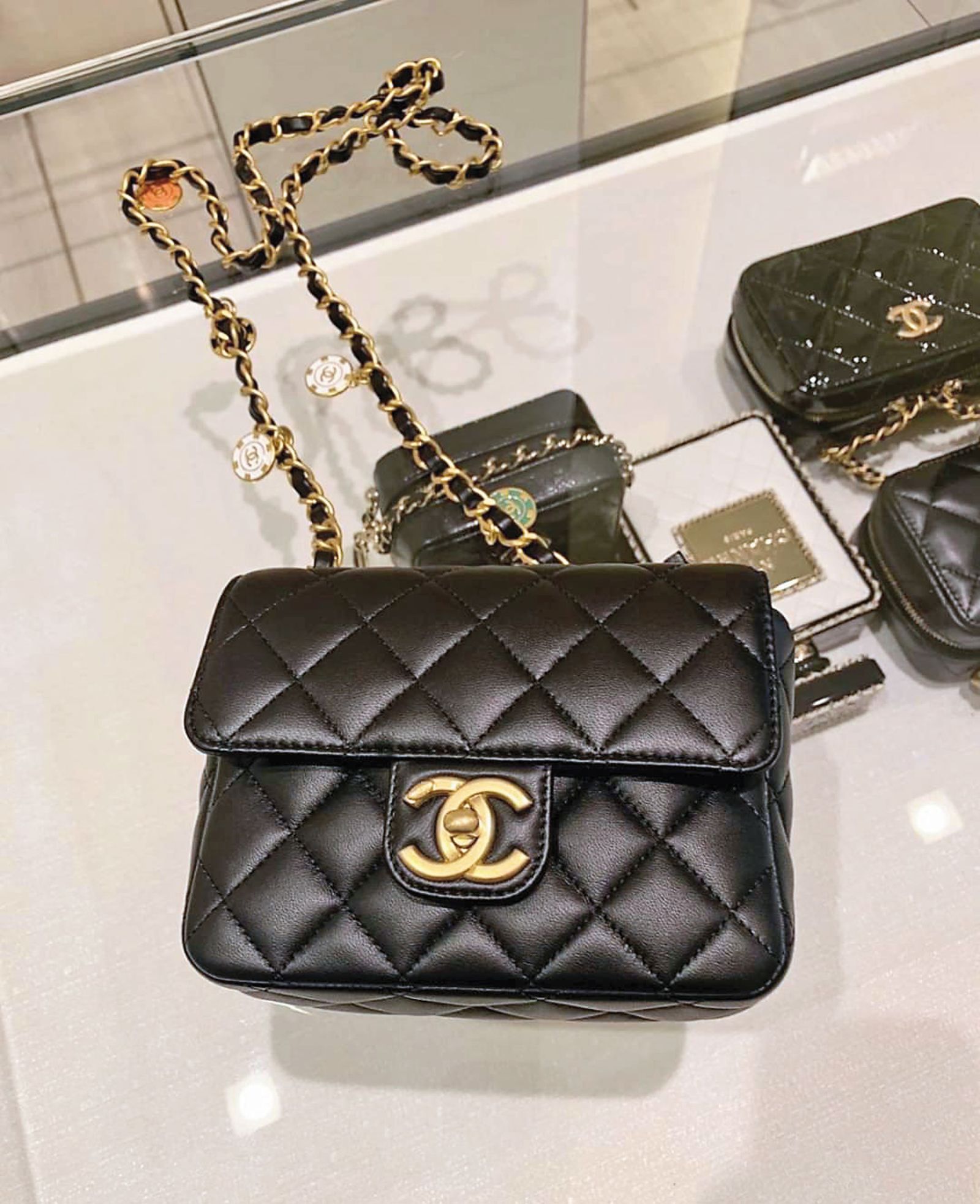 不僅買樓購車，林妻還以現金買名牌包。（示意圖，翻攝自A&W歐洲選物臉書）