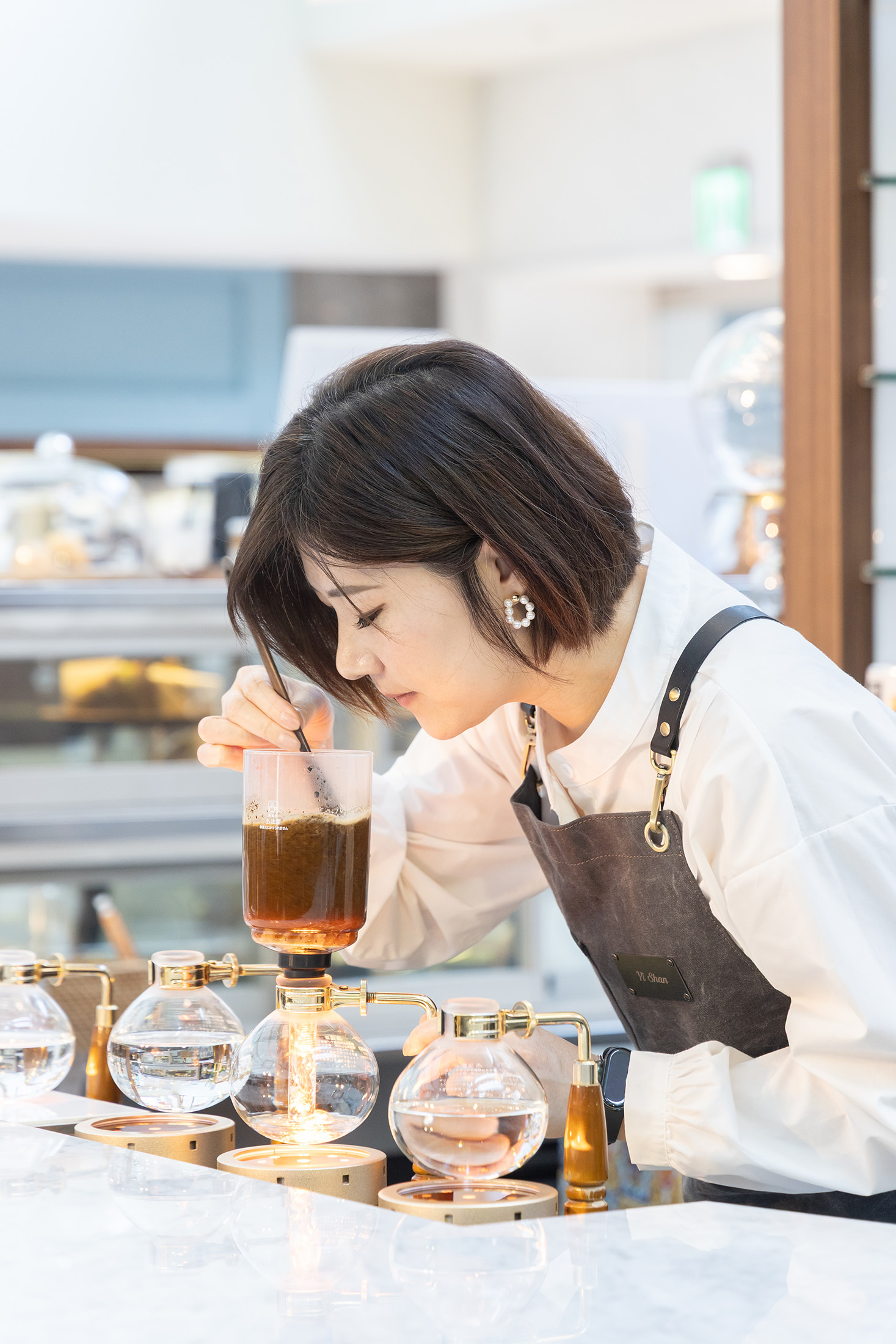 曾獲2017世界盃虹吸咖啡大賽冠軍的COFFEE LOVER's PLANET品牌總監楊衣姍,以虹吸式沖煮阿里山三韻味咖啡豆,展現該系列咖啡豐富的風味層次。