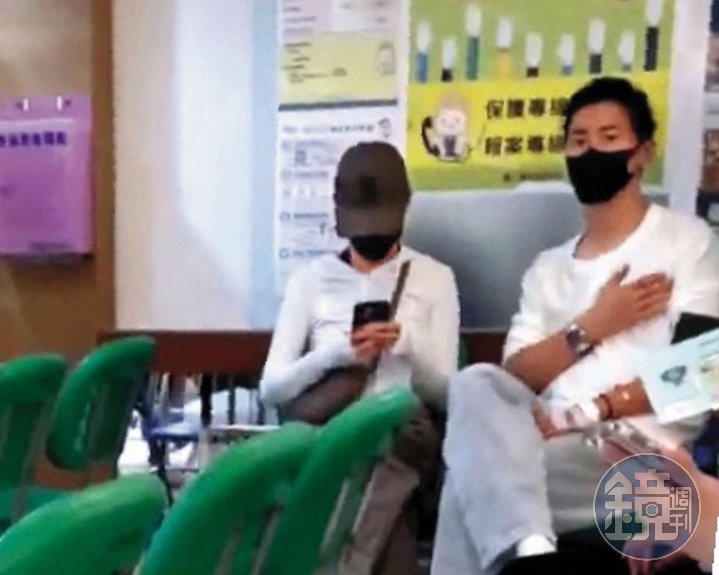 10/22 18:21 民眾直擊竇驍（右）與何超蓮（左）現身台大急診室候診，男方左手背貼著紗布，右手撫胸口，但女方似乎不擔心地滑著手機。（讀者提供）