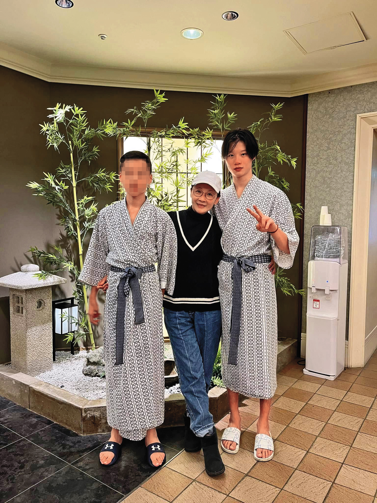 和家馨（中）35歲才高齡生下長子何柏廷（右），小兒子（左）也才15歲。（翻攝自和家馨臉書）