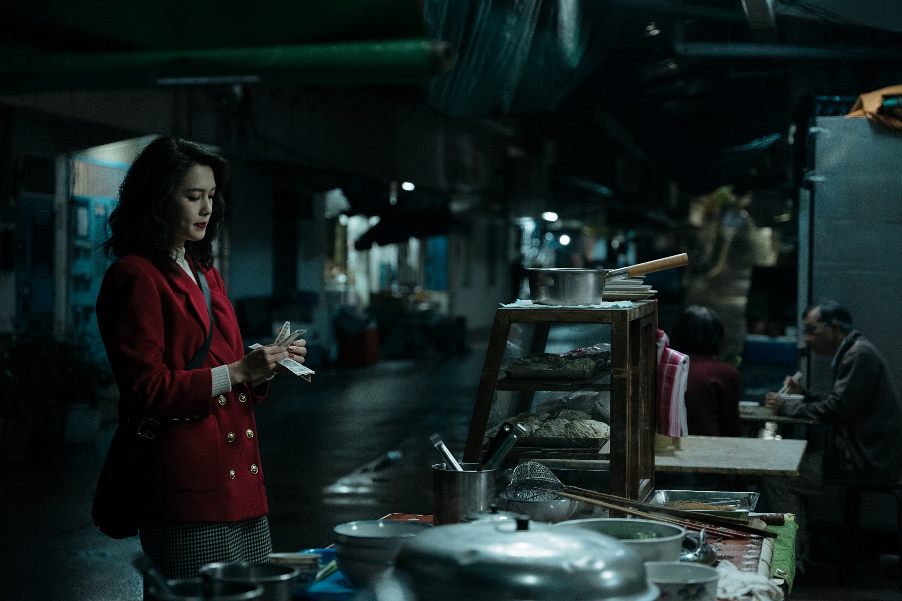 《老狐狸》的劉奕兒從造型到肢體語言,都還原了80年代尾聲,台灣暴發戶員工的氣質。(華映娛樂提供)