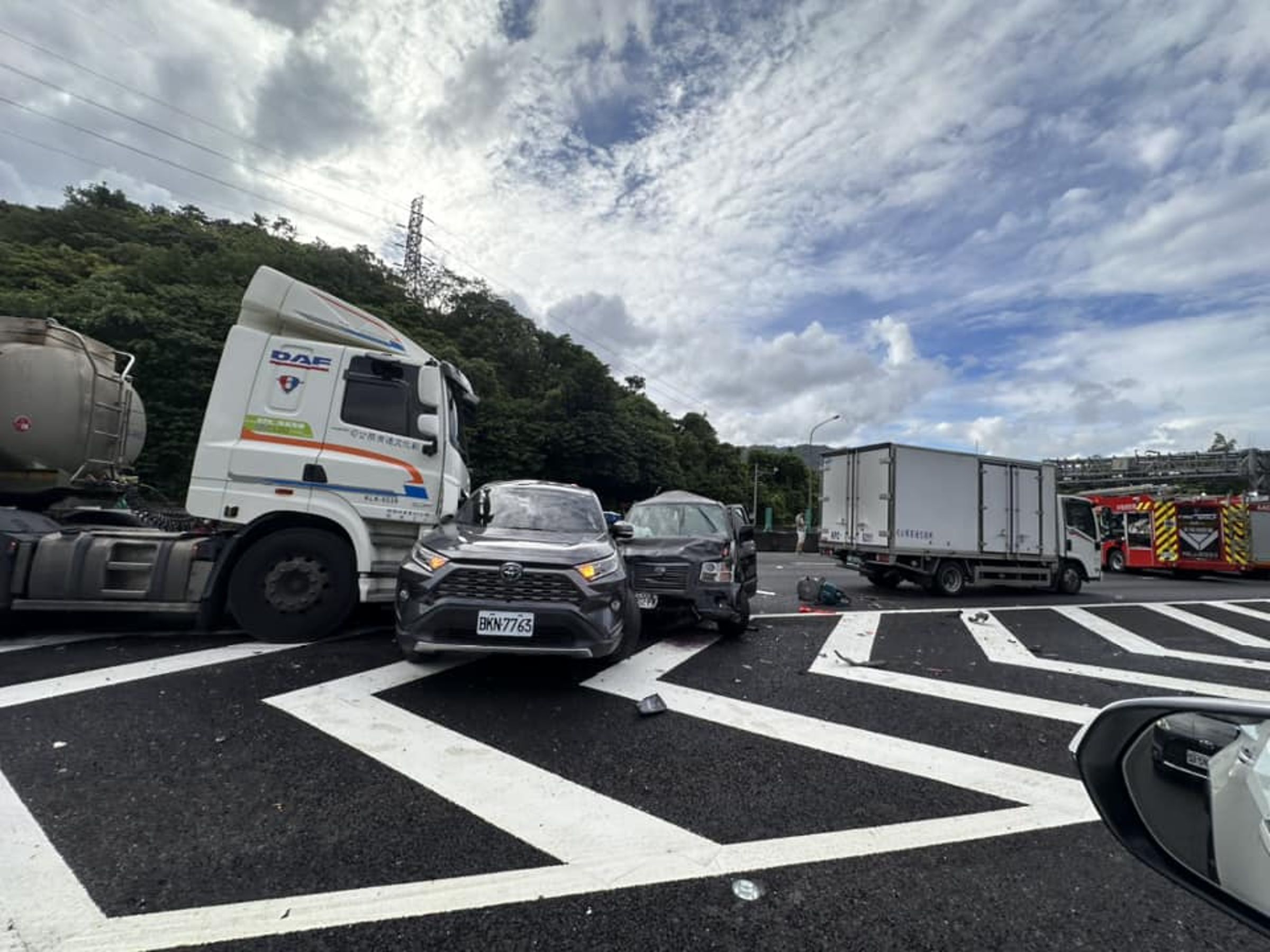 國道3號南港路段南向14K、汐止新台五路段今晨發生1大貨車、1小貨車以及4輛小客車追撞車禍。(翻攝自臉書社團 @汐止聯盟)
