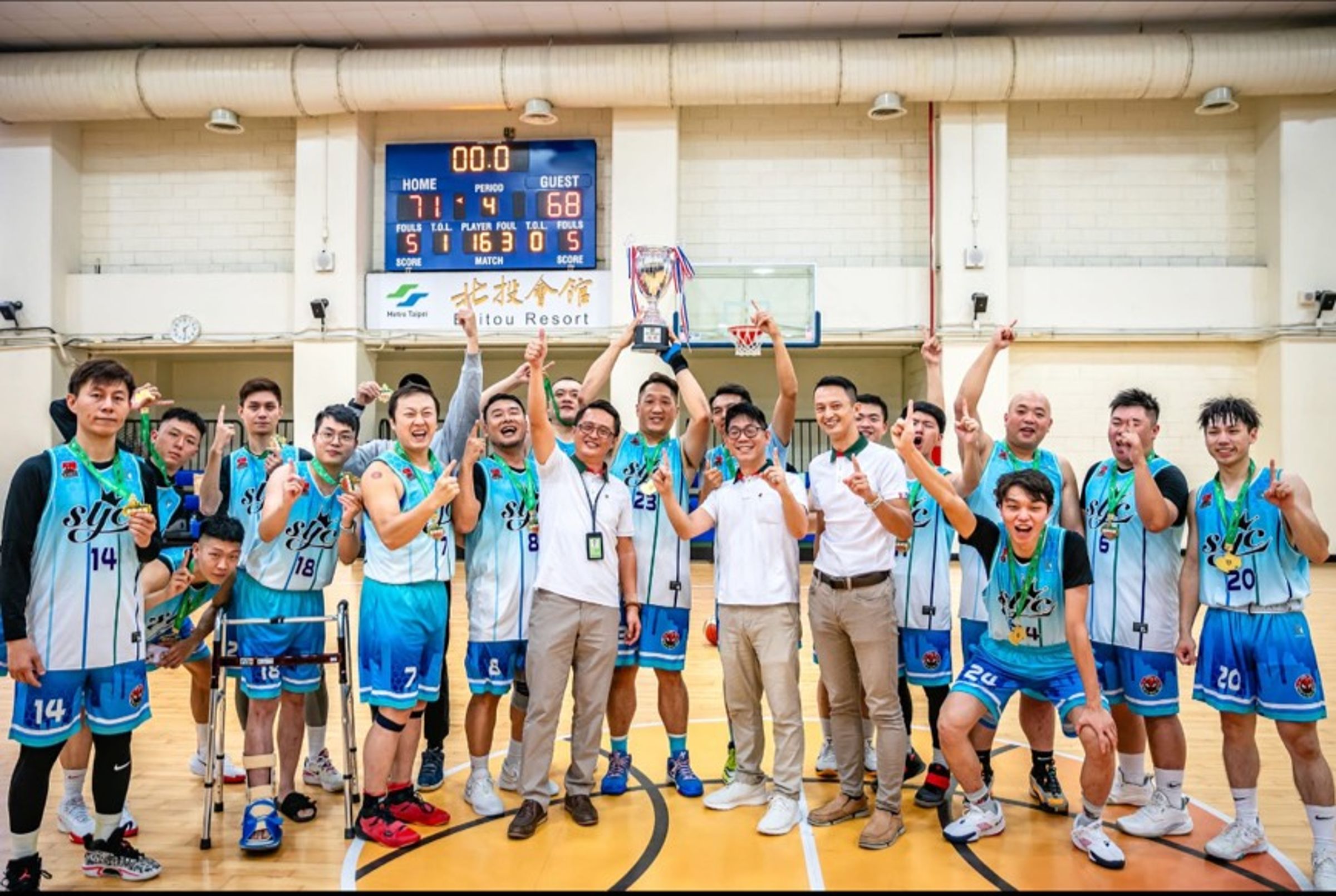 「信義房屋籃球聯賽」2015年開始舉辦，截至目前每年都維持11至13支社團隊伍參與賽事，圖為去年冠軍隊伍。除籃球外，包括羽球、壘球等，也都有聯賽。（信義房屋提供）