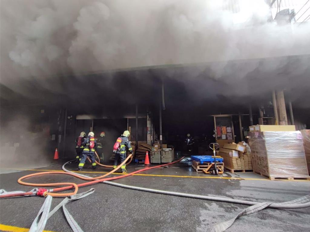 新北市深坑區一處鋰電池工廠20日晚間火災，燃燒伴隨惡臭飄散至周邊區域。 （翻攝照片）