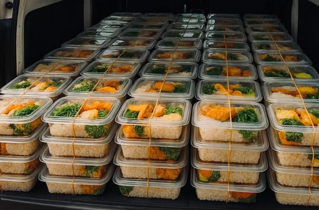 有網友聲稱自己的阿姨找朋友送了一車便當去花蓮災區，被抓包是AI生成圖片。（翻攝自Threads）