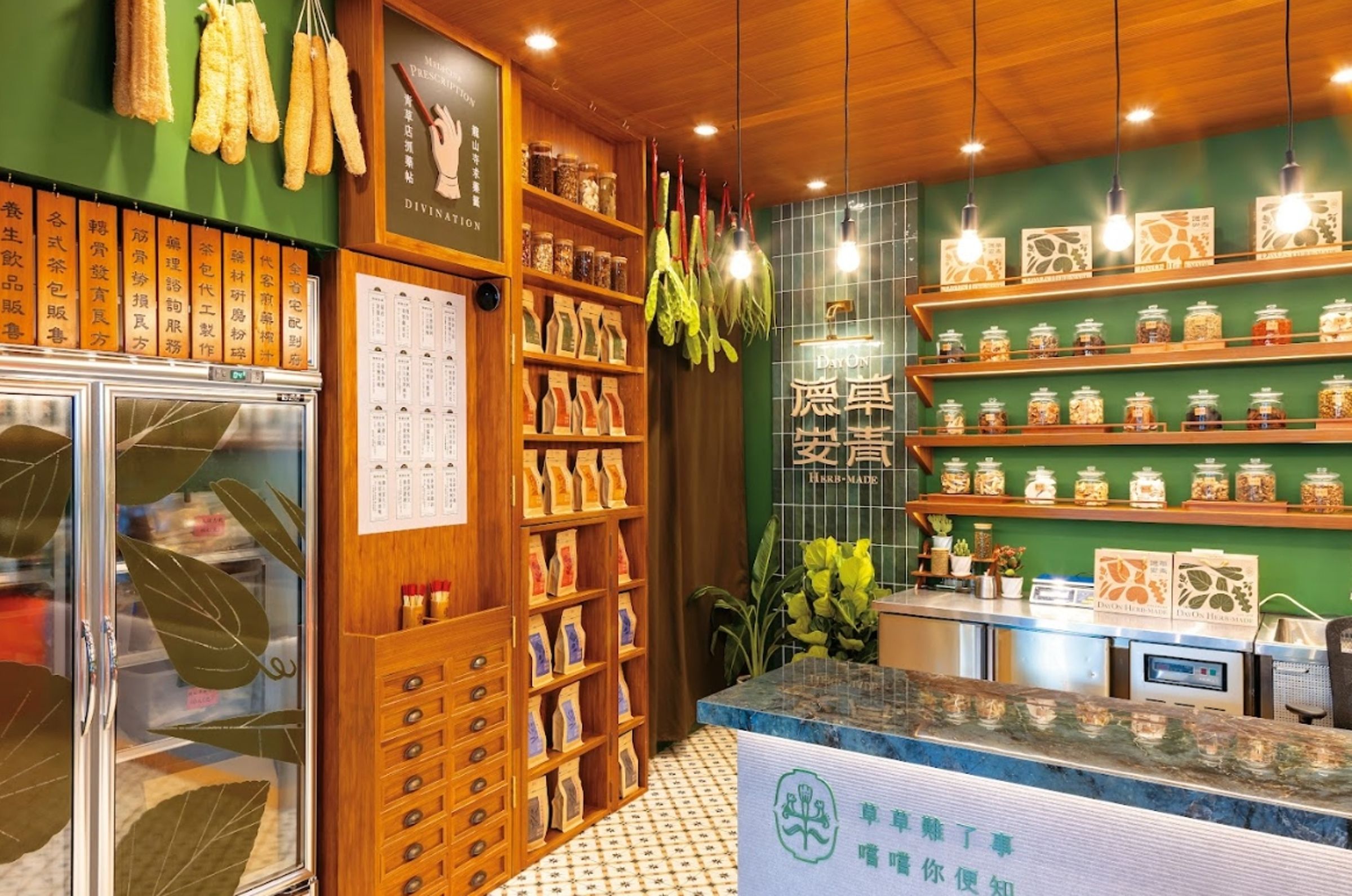 「德草安青」的門市空間連結藥籤文化,讓民眾體驗到青草店抓藥的時光。(圖/台北市商業處)
