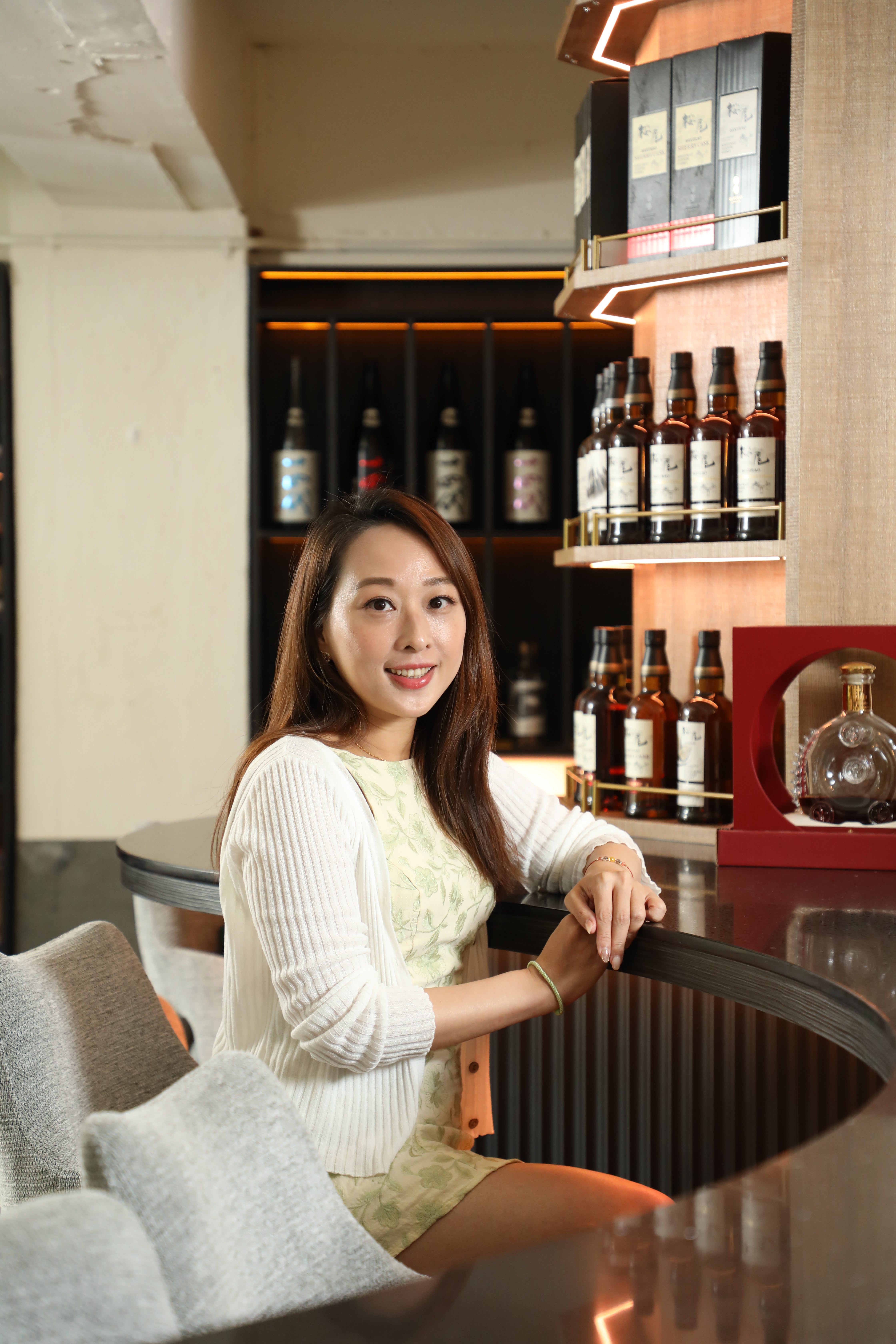 楊嵐茜與先生廖海帆一起打理華國私廚廖家宴&The Bar，將餐酒相互融合。