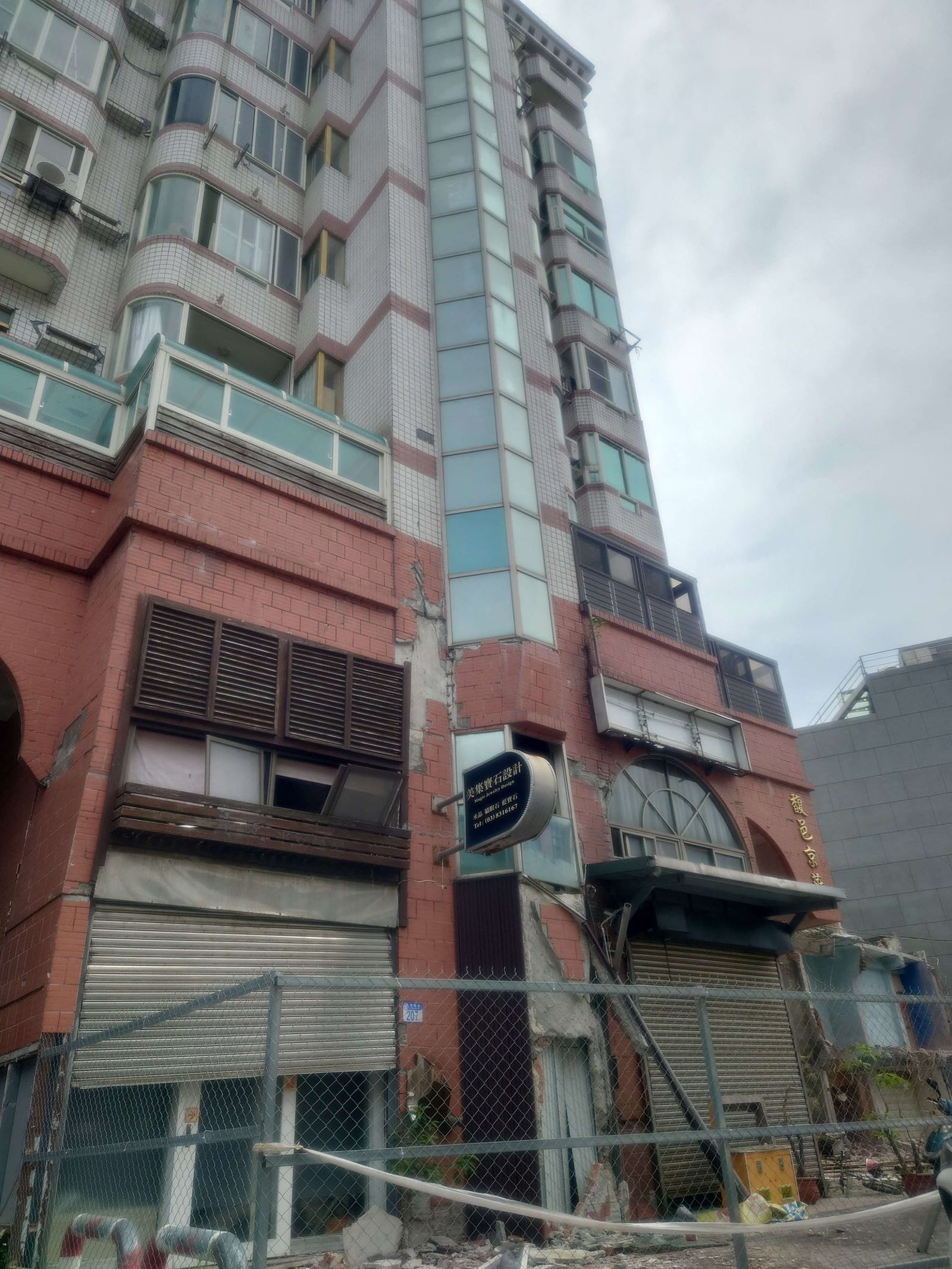 部分危樓更緊鄰民宅與鐵道，居民每日經過都心驚膽跳，憂心危樓隨時傾倒釀災。（翻攝自花蓮新世代青年聯盟 曙光計劃臉書）