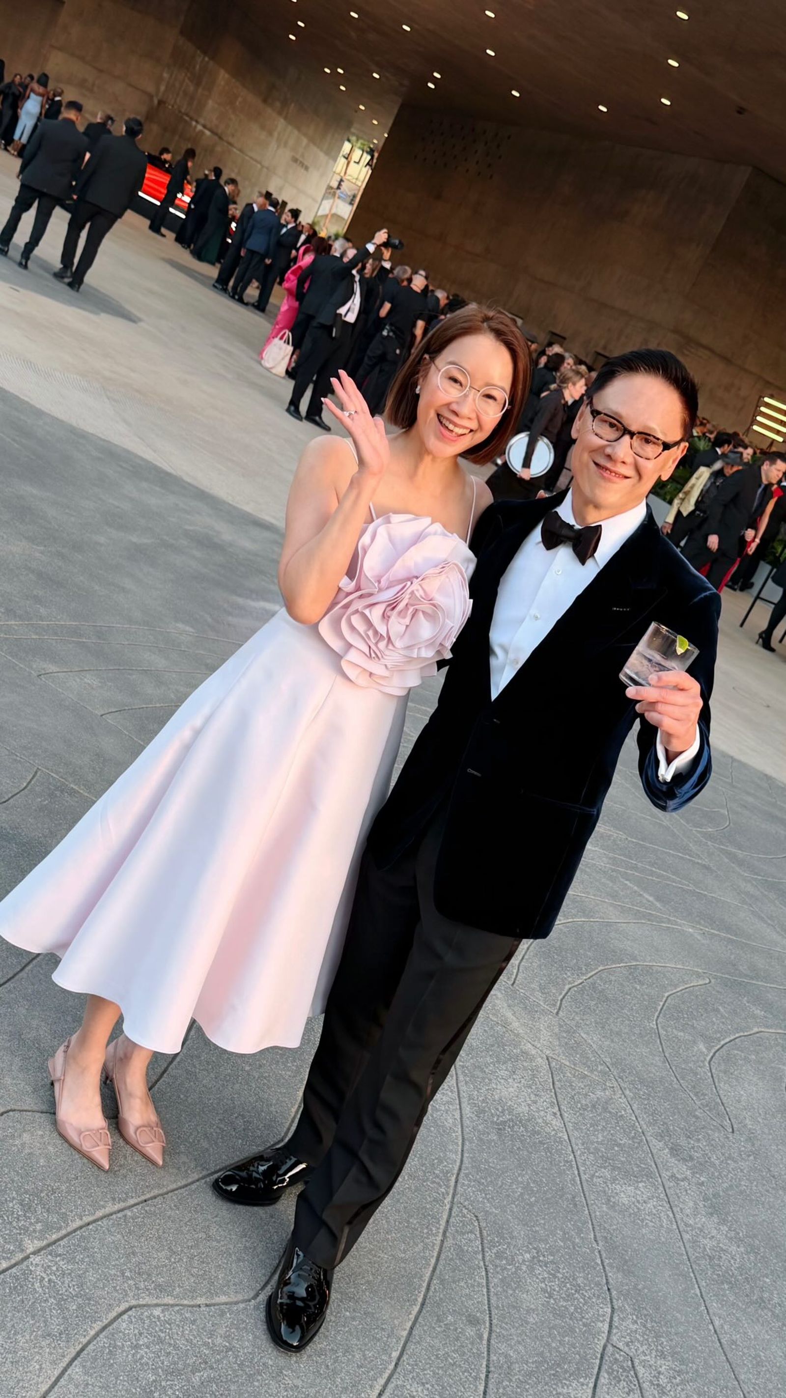 吳丹鳳(左)是瓦城泰統集團創辦人徐承義(右)的妻子。(翻攝kellyywoo IG)