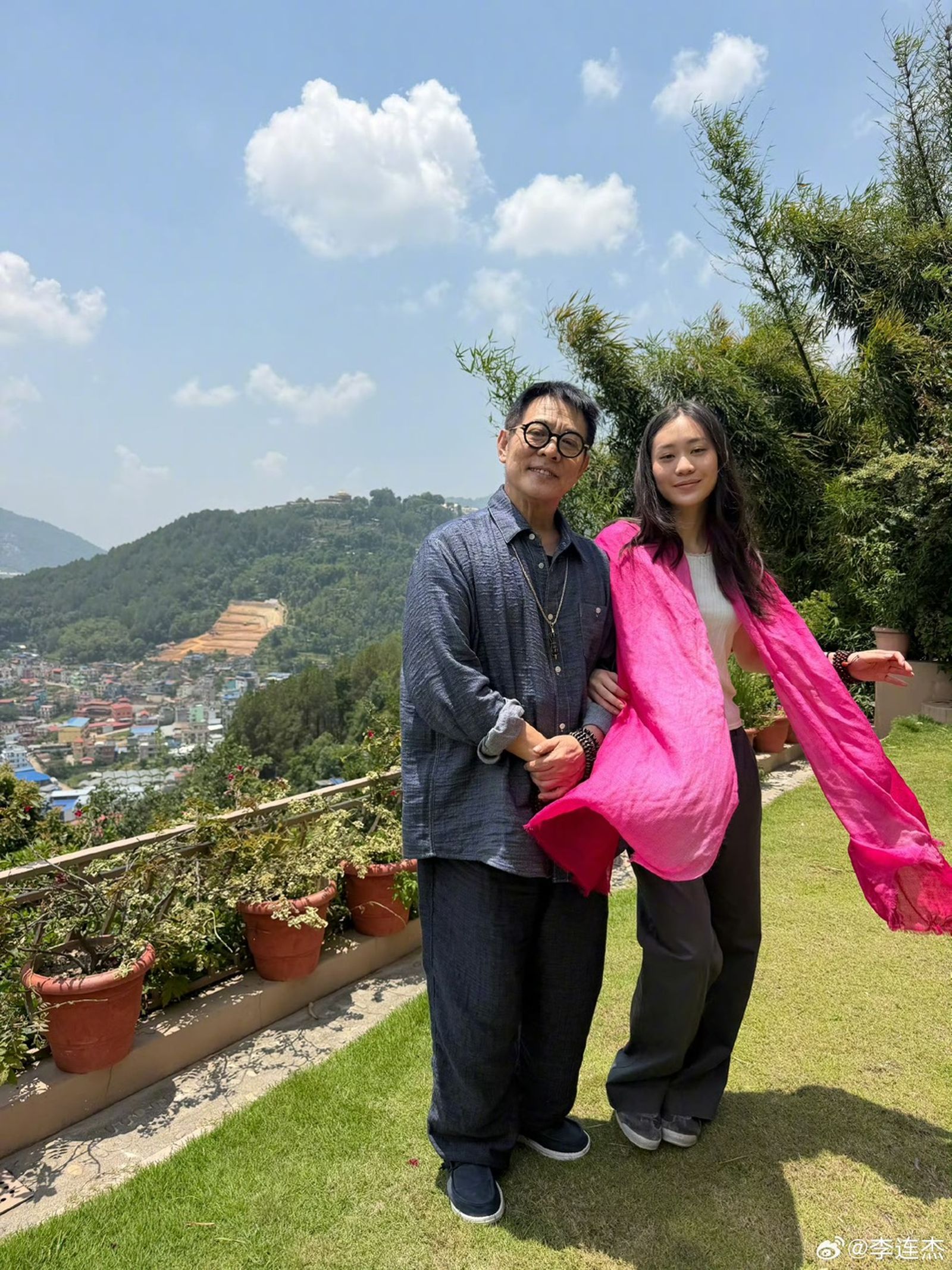 李連杰和女兒關係緊密，之前也一同來台。微博