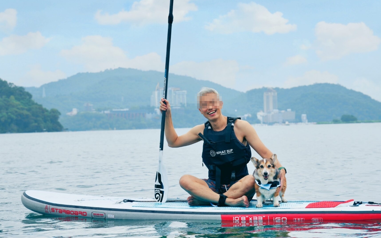 曾獲模範飼主的詹男近日涉嫌對柯基犬施暴,引發輿論撻伐。(翻攝畫面)