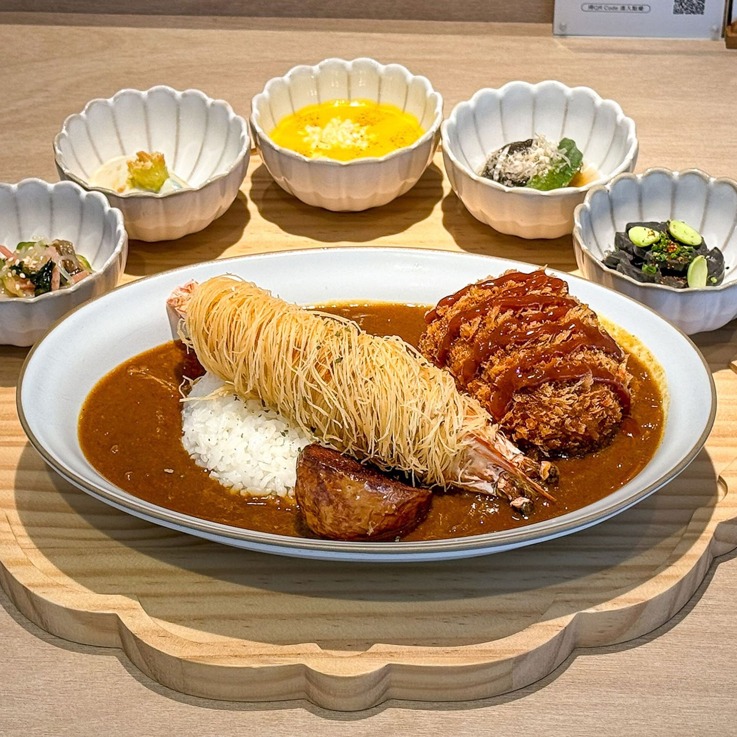 「武田咖哩」以日式高湯熬製咖哩醬，交織濃郁香料與蔬菜風味，可搭配炸雞、和牛蘇格蘭蛋或炸蝦，暖胃又下飯。（武田咖哩提供）
