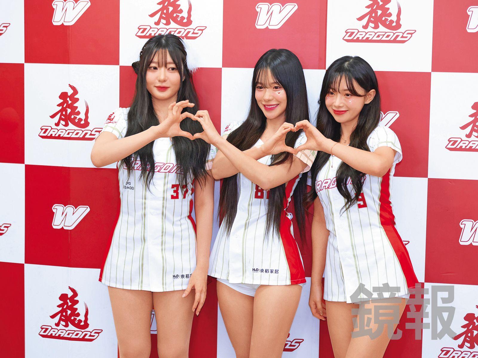 李多慧（中）與金娜妍（右）、權喜原（左）組成味全龍韓援三本柱。（鏡報提供）