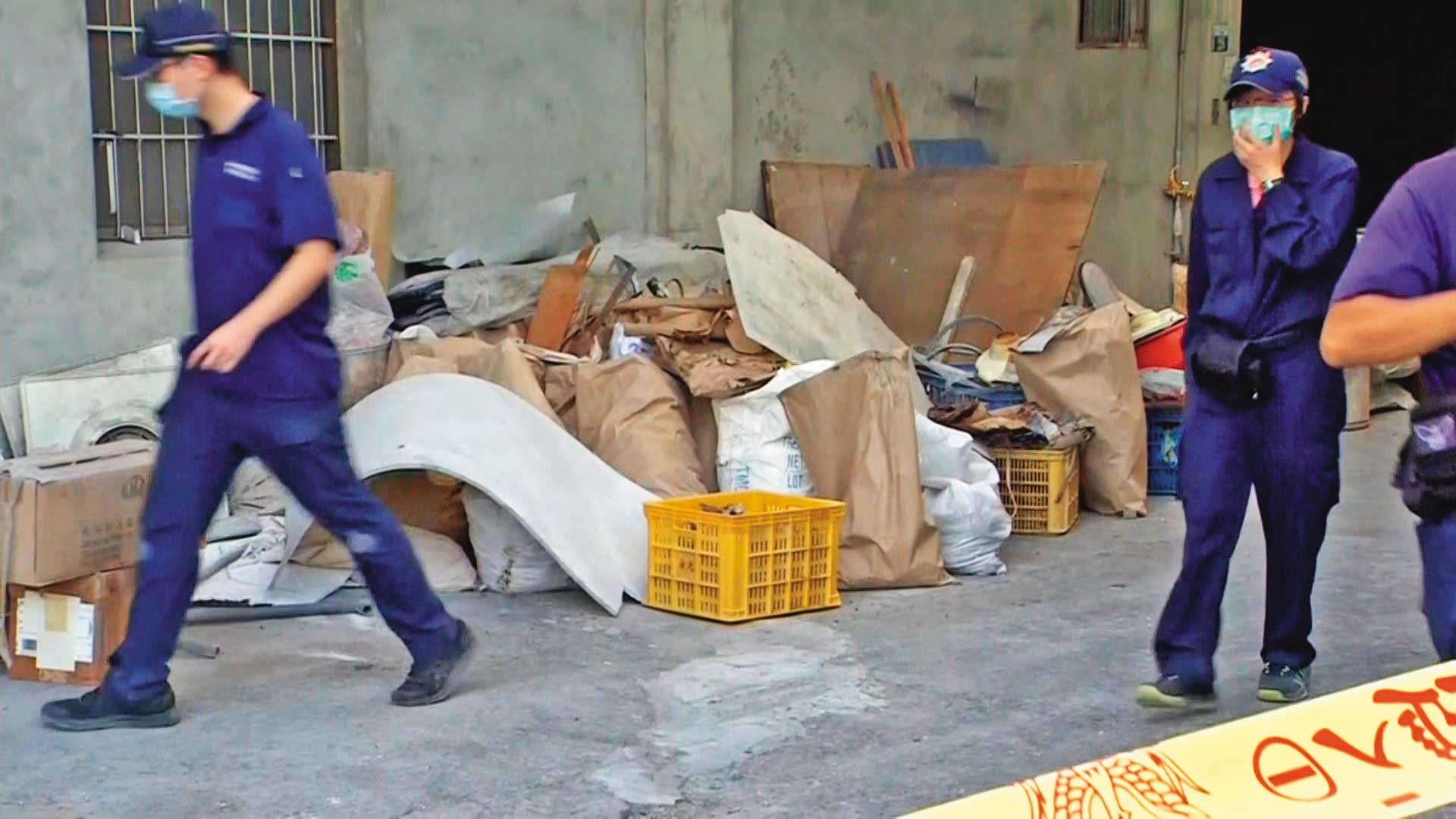 專案小組勘驗陳男遭棄屍的廠房，尋找他被殺害的相關跡證。（東森新聞提供）