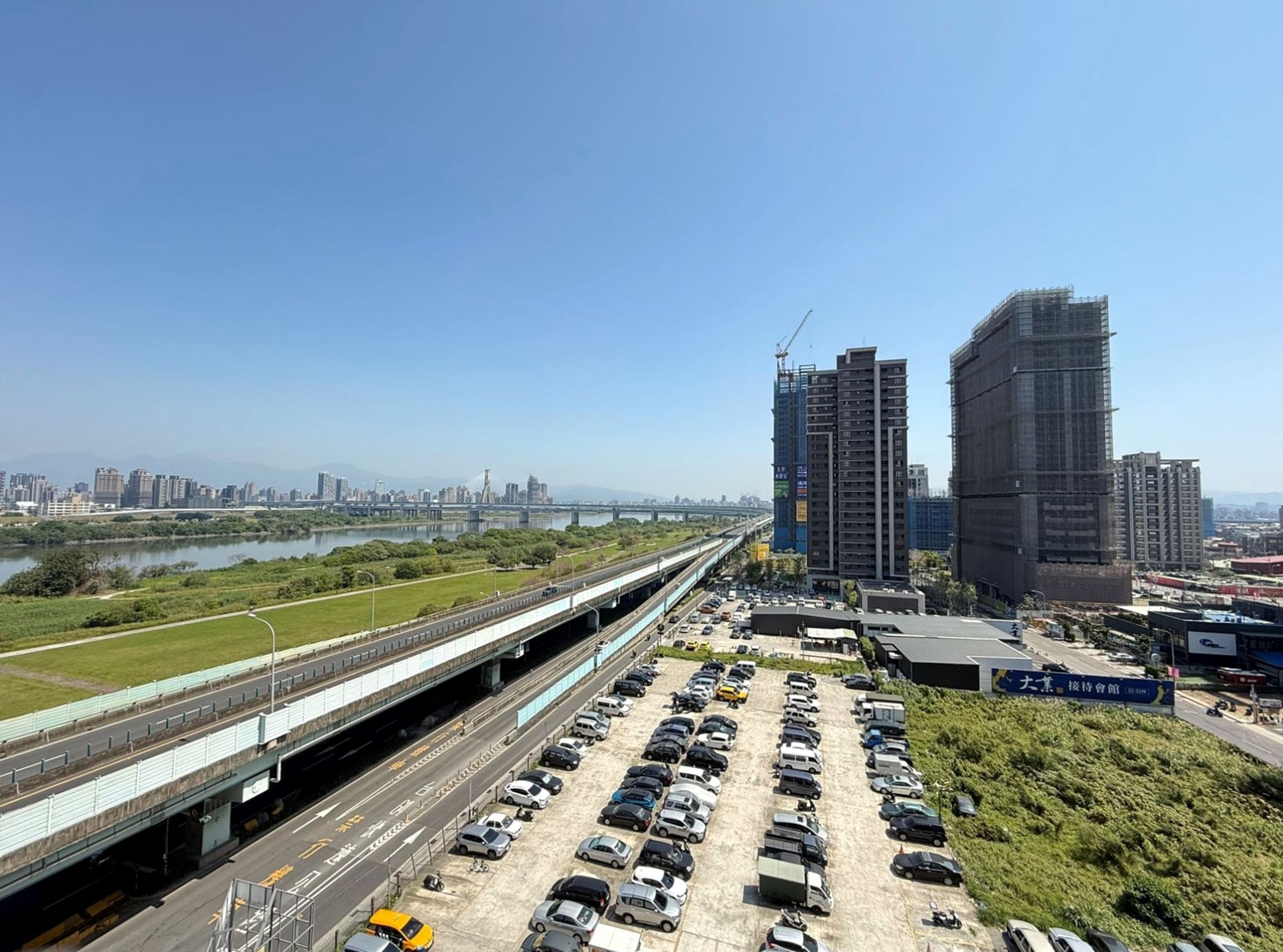 以時間換取空間！捷運路網與現代社區到位，年輕購屋族瞄準「新北市」重劃區，在交通與價格中找到成家平衡點。（永慶房產集團提供）