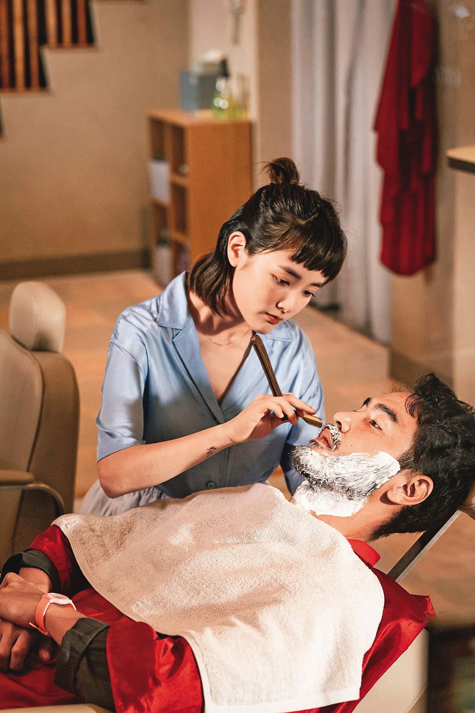 阮經天（右）和王淨（左）主演的《周處除三害》，賣出近新台幣30億元的跨國票房，事業重新翻身。（一種態度電影股份有限公司提供）
