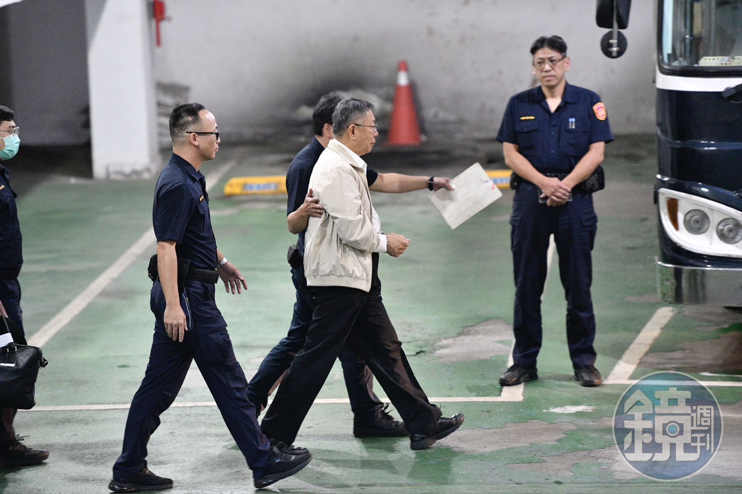 柯文哲涉及京華城圖利案遭羈押禁見，但他於突然宣布「不抗告」。