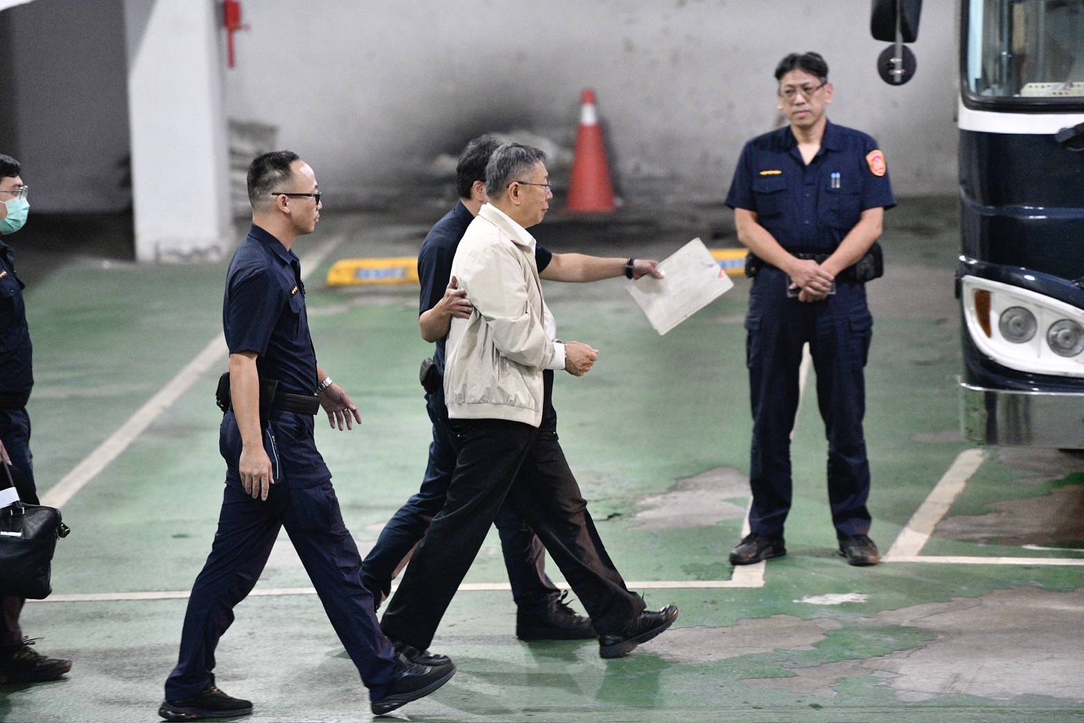 柯文哲涉及京華城圖利案遭羈押禁見，但他於突然宣布「不抗告」。