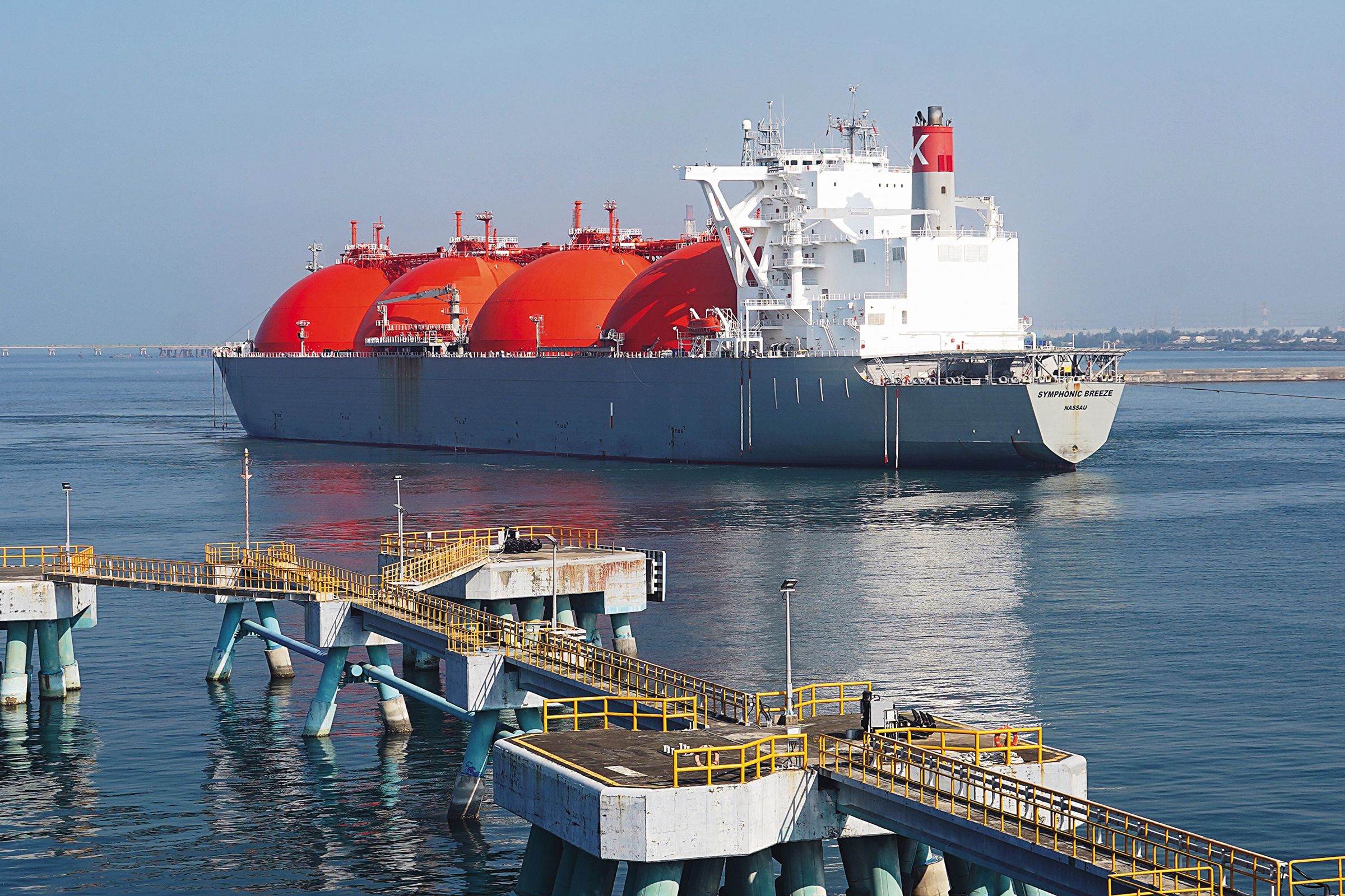 中油為天然氣發電興建多座接收站,以利LNG船作業。(中油提供)