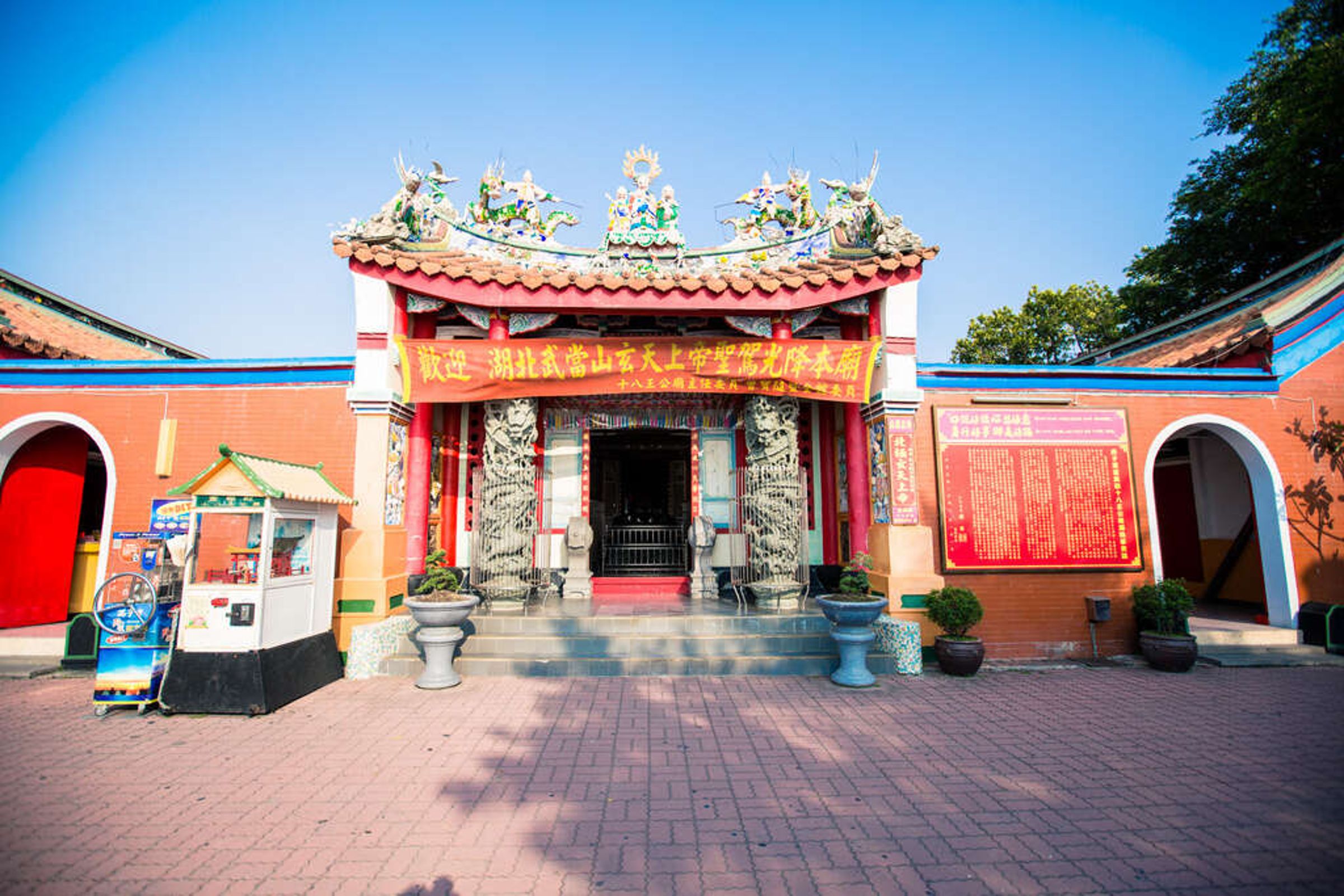 高雄鼓山區蓮海路十八王公廟附近,颱風夜學生夜遊時驚見男屍。(翻攝高雄旅遊網)
