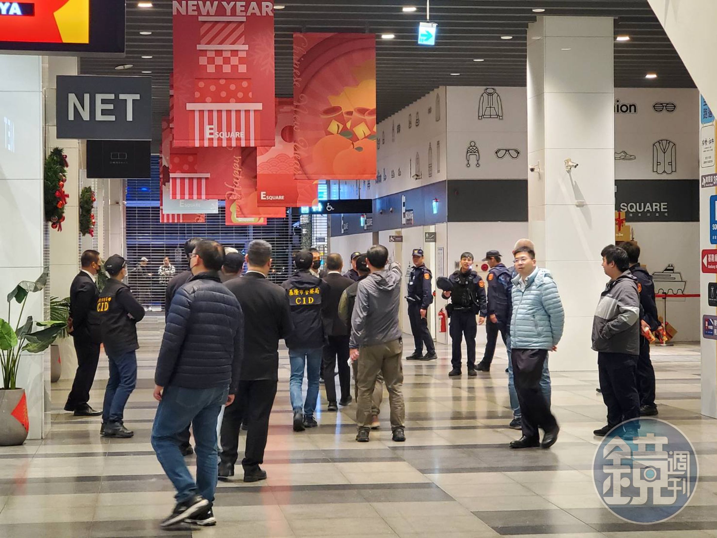 微風今晨在大批優勢警力配合下,鋸門換鎖入主NET一手打造東岸廣場。(讀者提供)