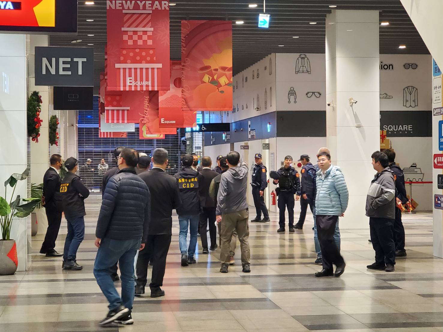 微風今晨在大批優勢警力配合下，鋸門換鎖入主NET一手打造東岸廣場。（讀者提供）