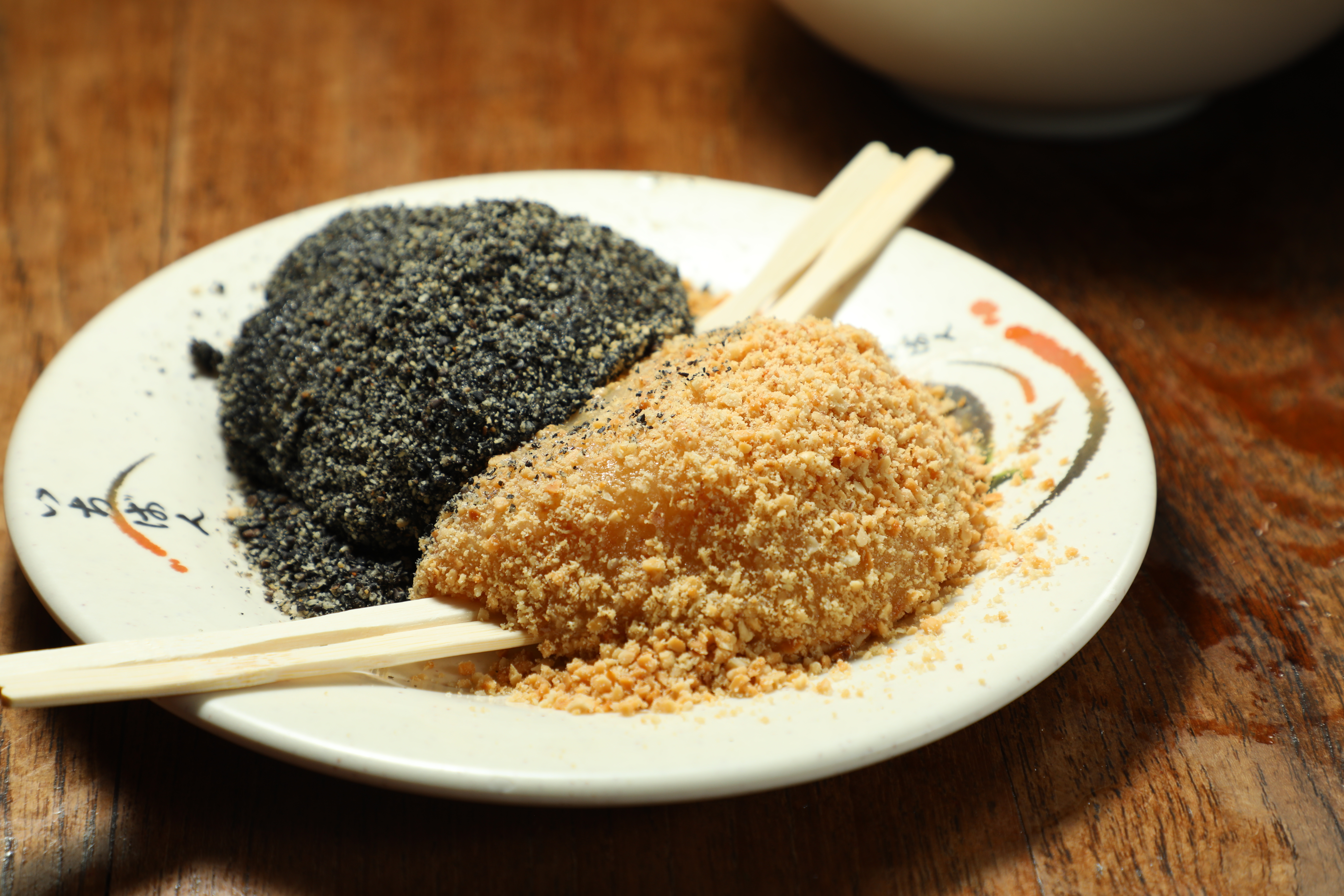 燒麻糬有芝麻、花生、綜合三種口味。（皆30元／顆）