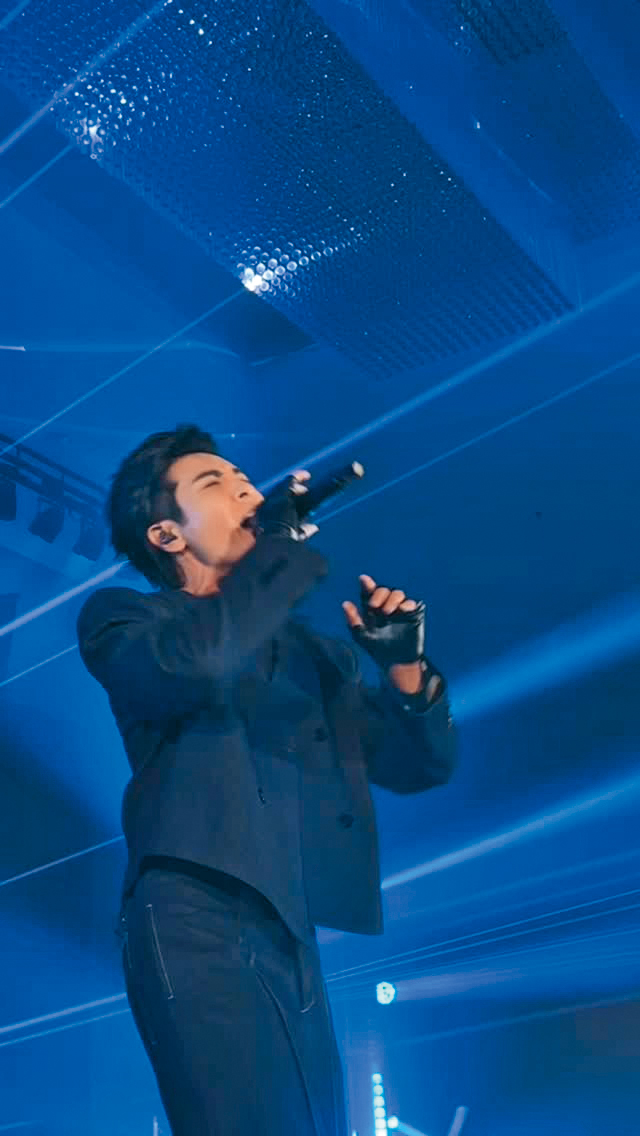 江耀崙是歌手,也是演員,在台灣以戲劇為主,最享受在台上表現的時光。(翻攝自江耀崙IG)