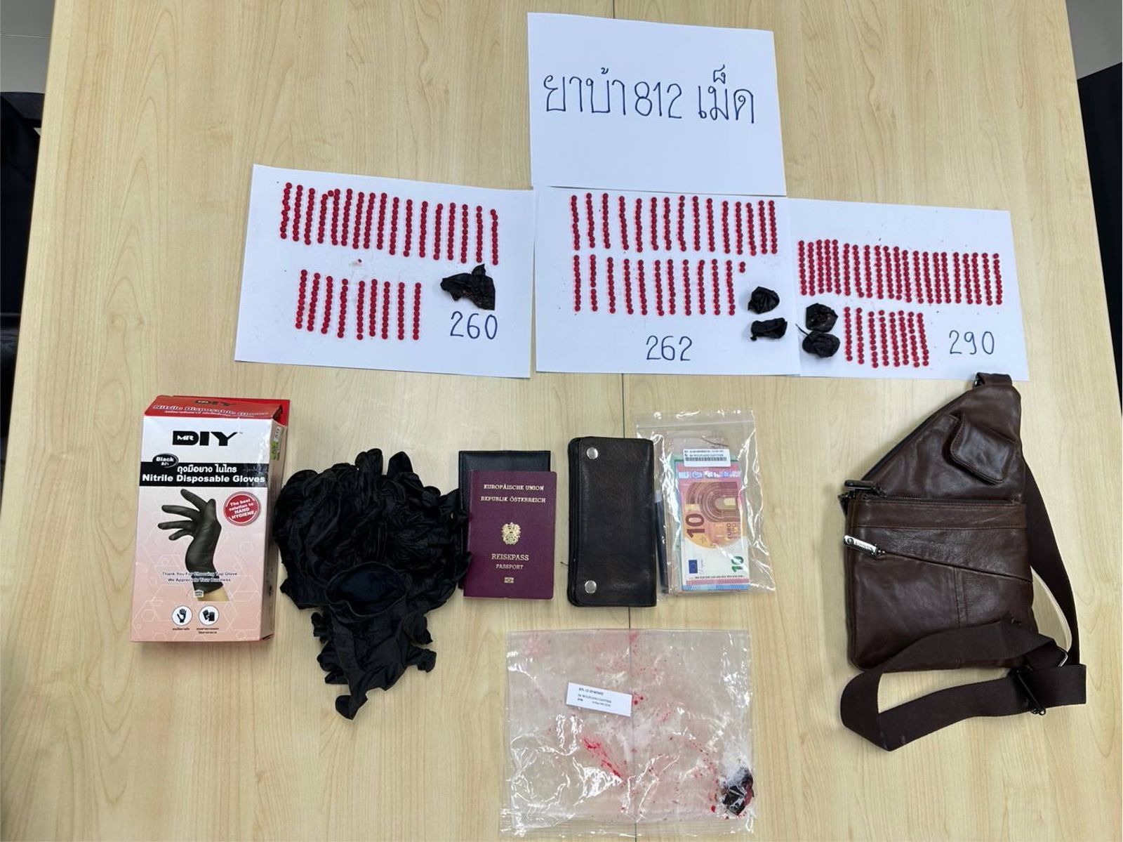 43歲奧地利籍男子甘特納體內取出3包毒品,其中1包已經破裂。(翻攝自สถานีตำรวจนครบาลหัวหมาก FB)